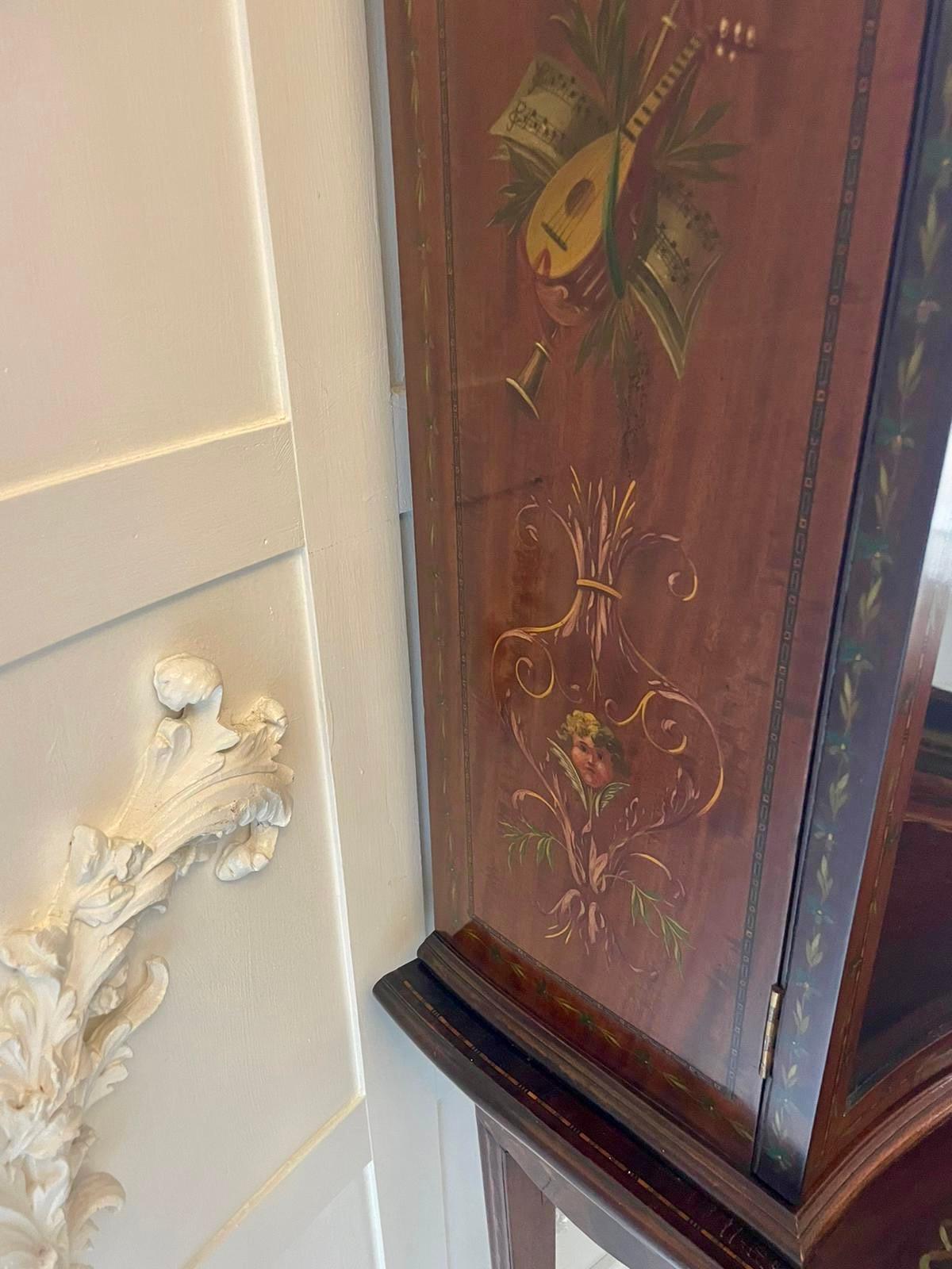 Vitrine en acajou de qualité ancienne avec décoration peinte d'origine en vente 5