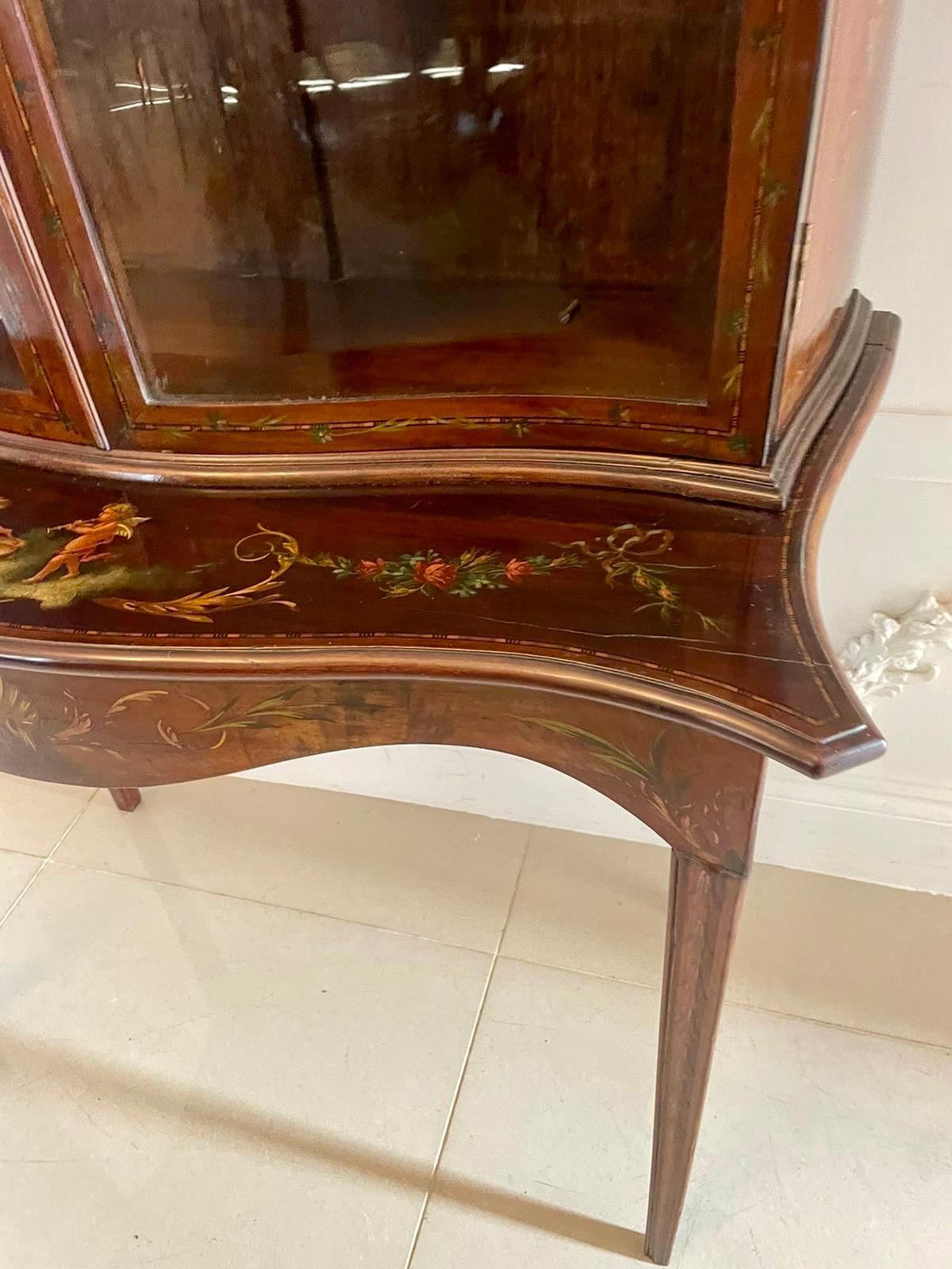 Vitrine en acajou de qualité ancienne avec décoration peinte d'origine en vente 7