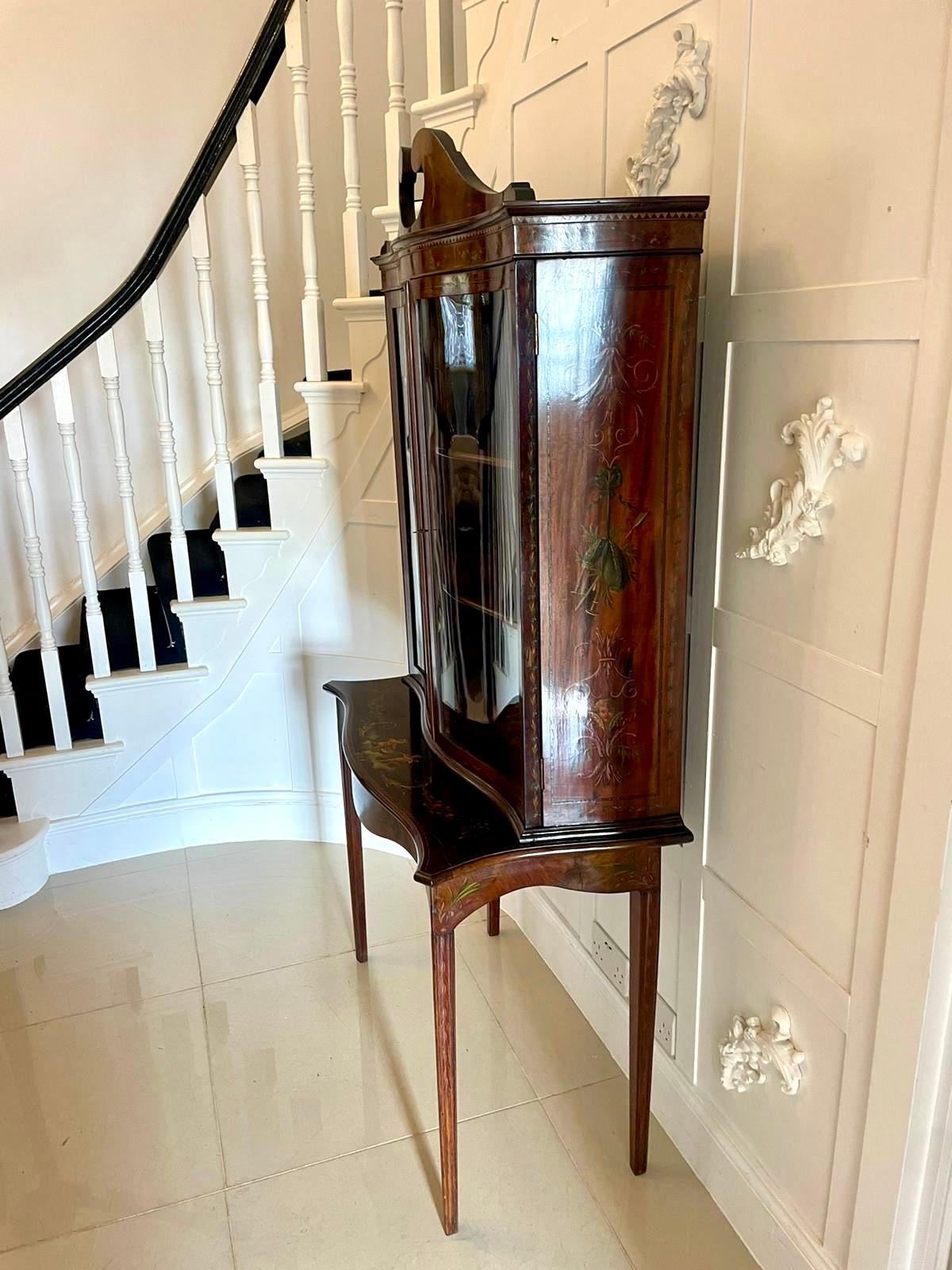 Vitrine en acajou de qualité ancienne avec décoration peinte d'origine en vente 8