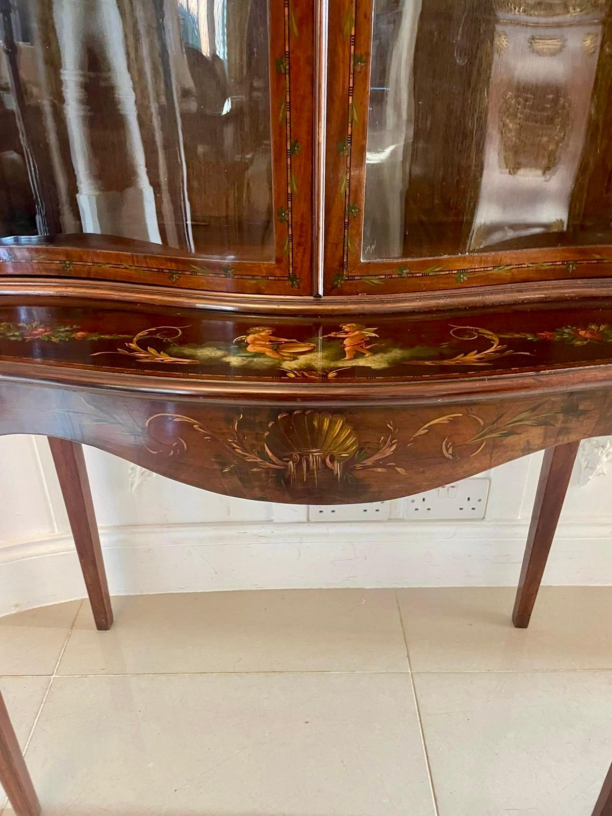 Vitrine en acajou de qualité ancienne avec décoration peinte d'origine en vente 9