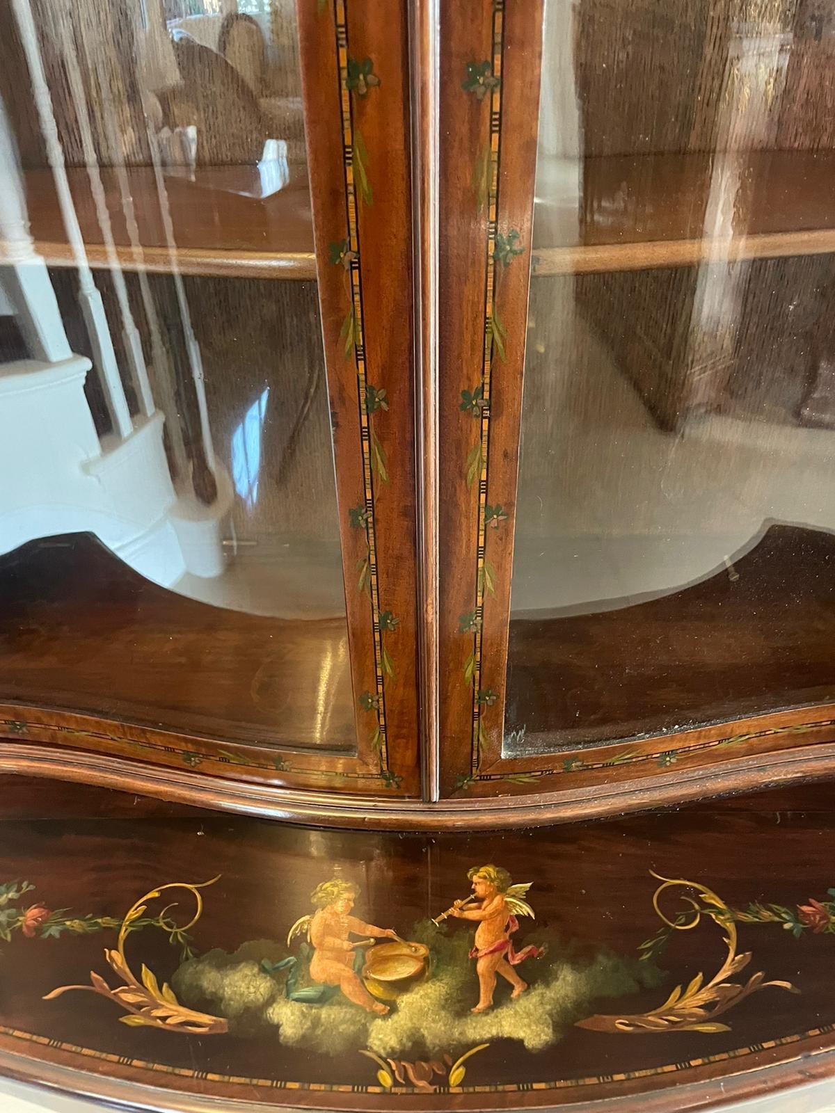 Vitrine en acajou de qualité ancienne avec décoration peinte d'origine en vente 10