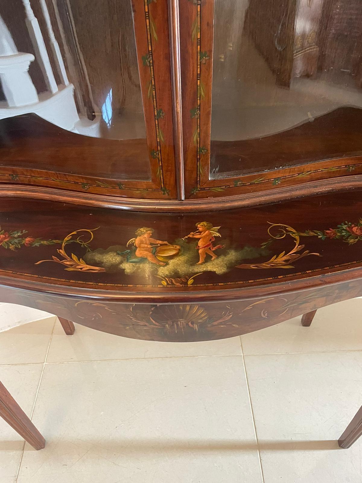 Vitrine en acajou de qualité ancienne avec décoration peinte d'origine en vente 11
