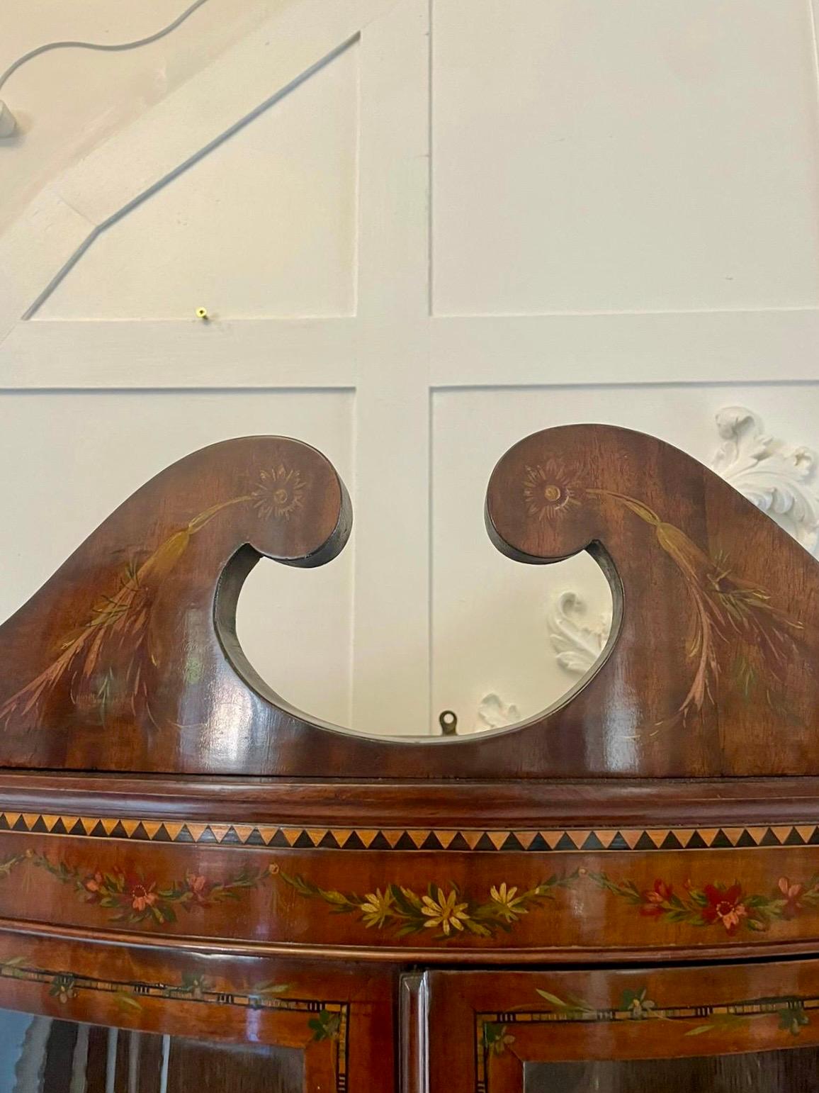 Vitrine en acajou de qualité ancienne avec décoration peinte d'origine en vente 12