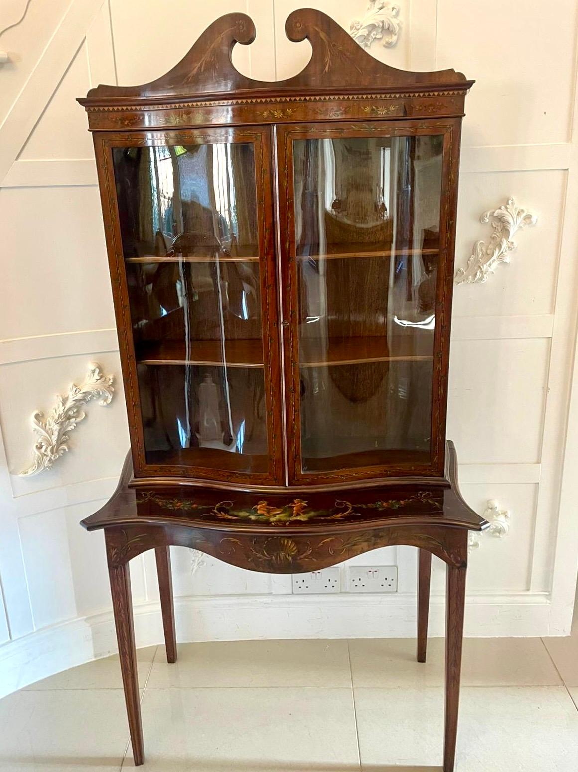 Vitrine en acajou de qualité ancienne avec décoration peinte d'origine en vente 13