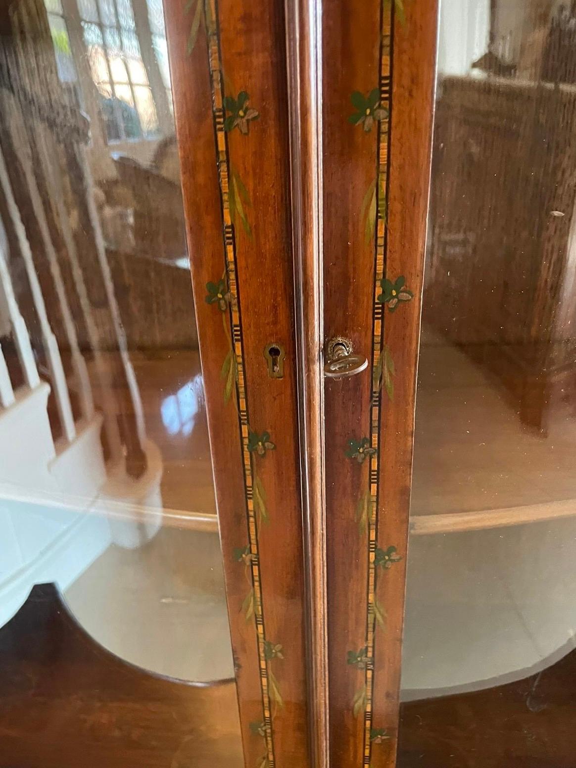 Vitrine en acajou de qualité ancienne avec décoration peinte d'origine Bon état - En vente à Suffolk, GB