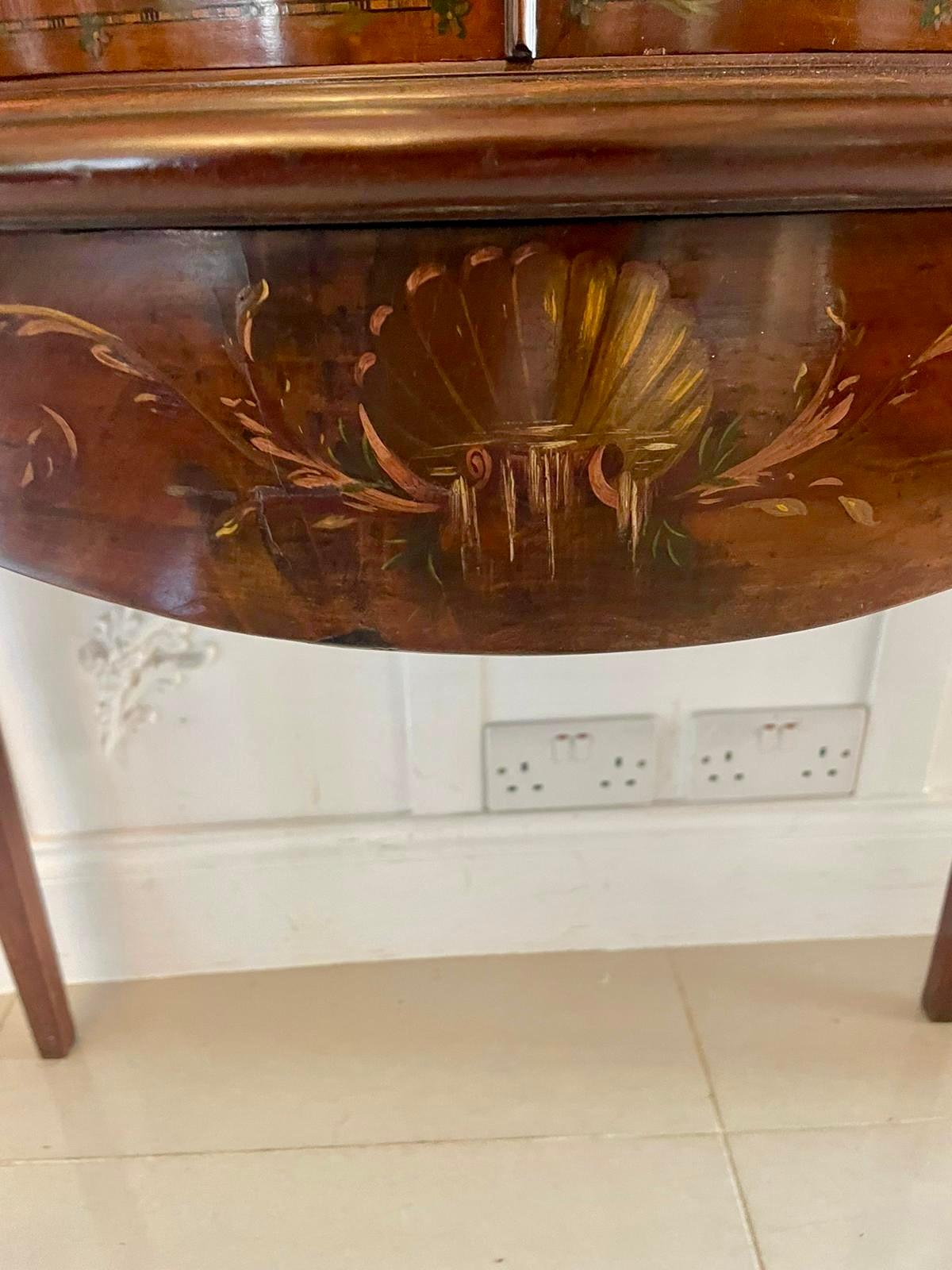 XIXe siècle Vitrine en acajou de qualité ancienne avec décoration peinte d'origine en vente