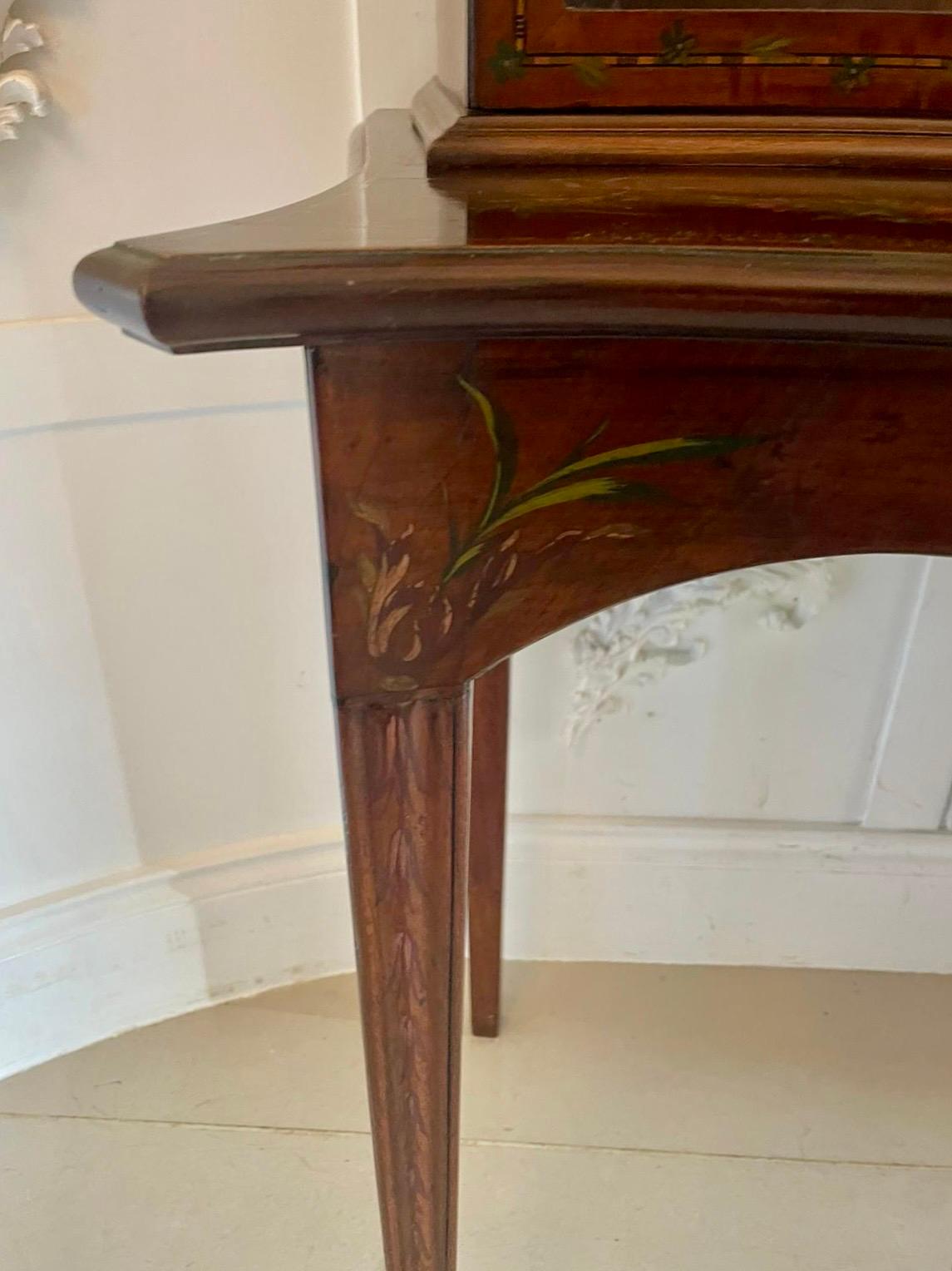 Vitrine en acajou de qualité ancienne avec décoration peinte d'origine en vente 1