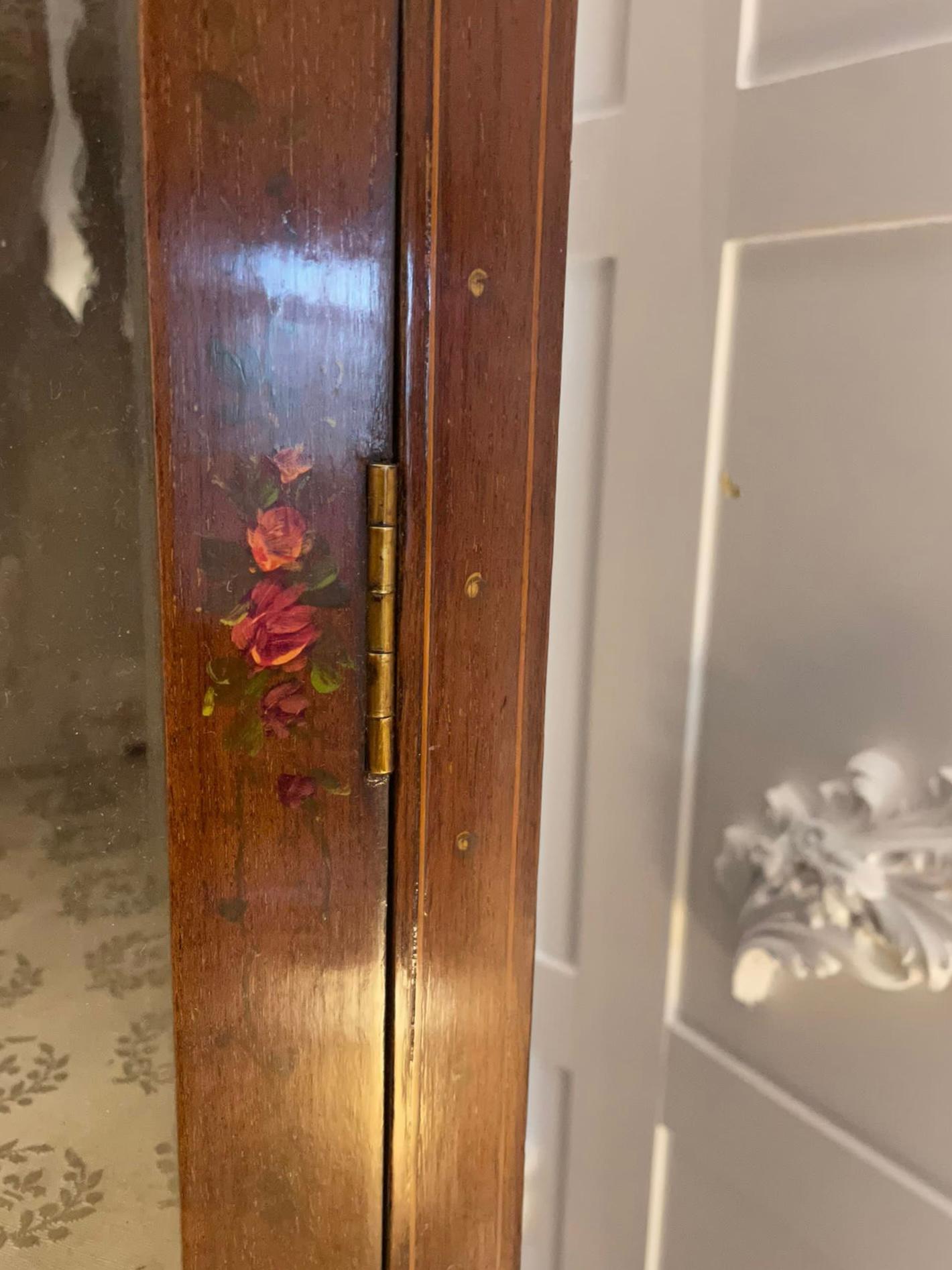 Vitrina esquinera de caoba decorada y pintada de calidad antigua en venta 5