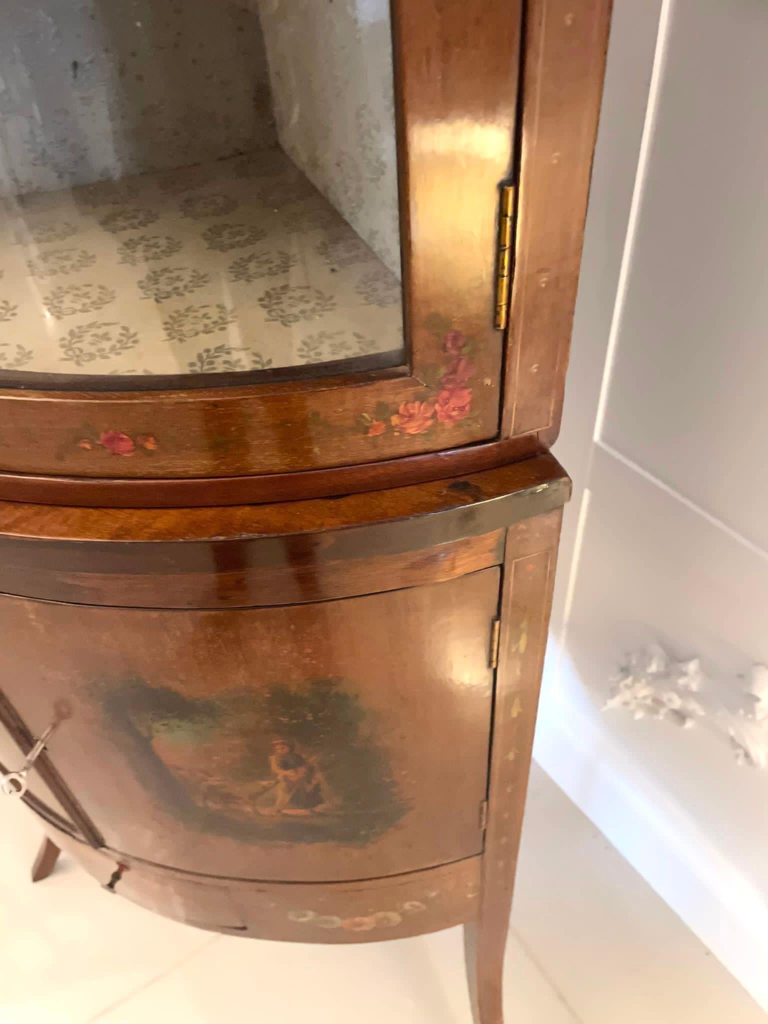 Vitrina esquinera de caoba decorada y pintada de calidad antigua en venta 3