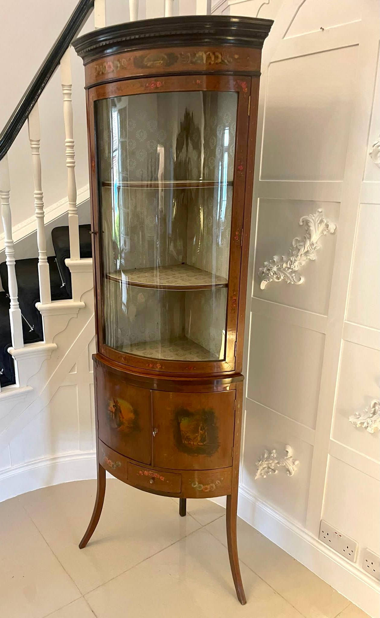 Vitrina esquinera de caoba decorada y pintada de calidad antigua Otro en venta