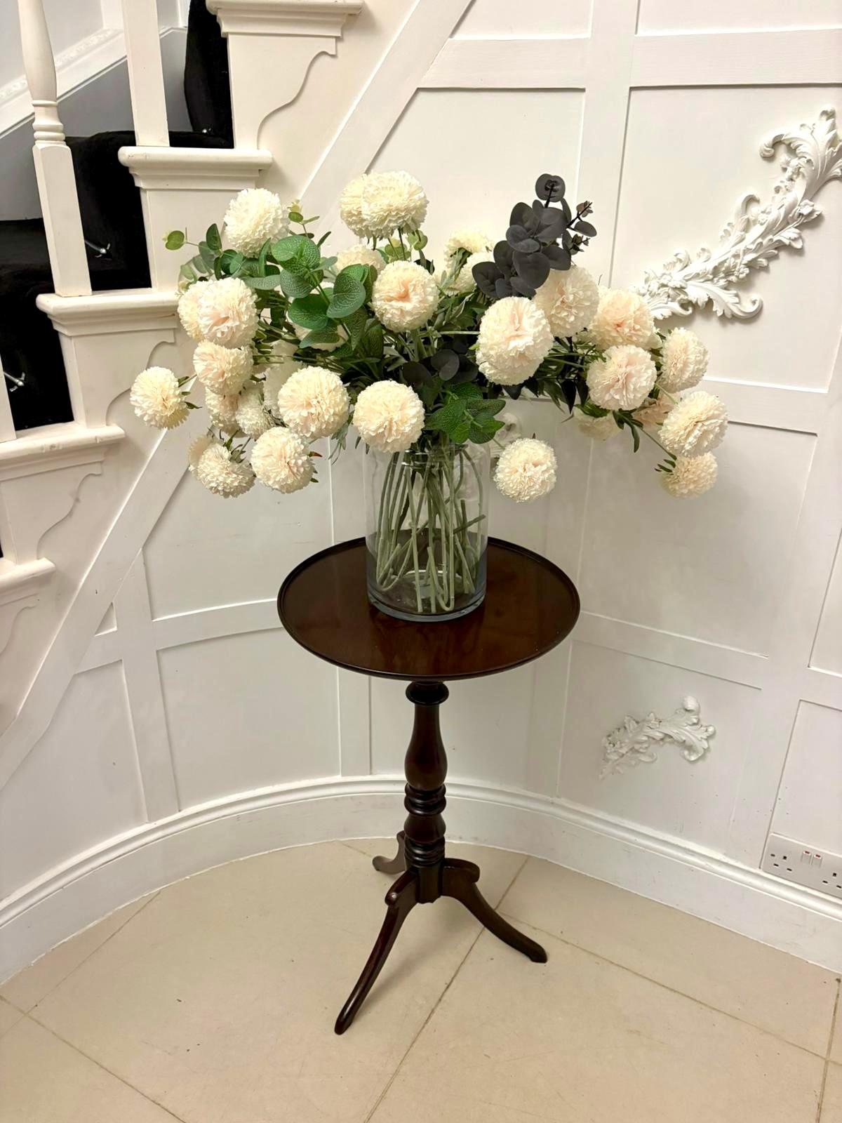 Une très belle table d'appoint / lampe tripode en acajou ancien, avec un plateau circulaire bien proportionné et un piédestal finement tourné. La table repose sur trois pieds élégants et inclinés, ce qui lui confère un profil gracieux et équilibré.