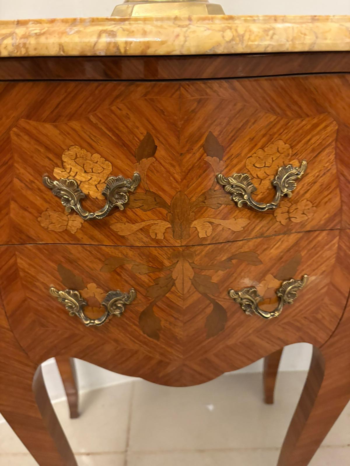 Coppia di comodini intarsiati in stile Luigi XV francese, di qualità antica in vendita 5