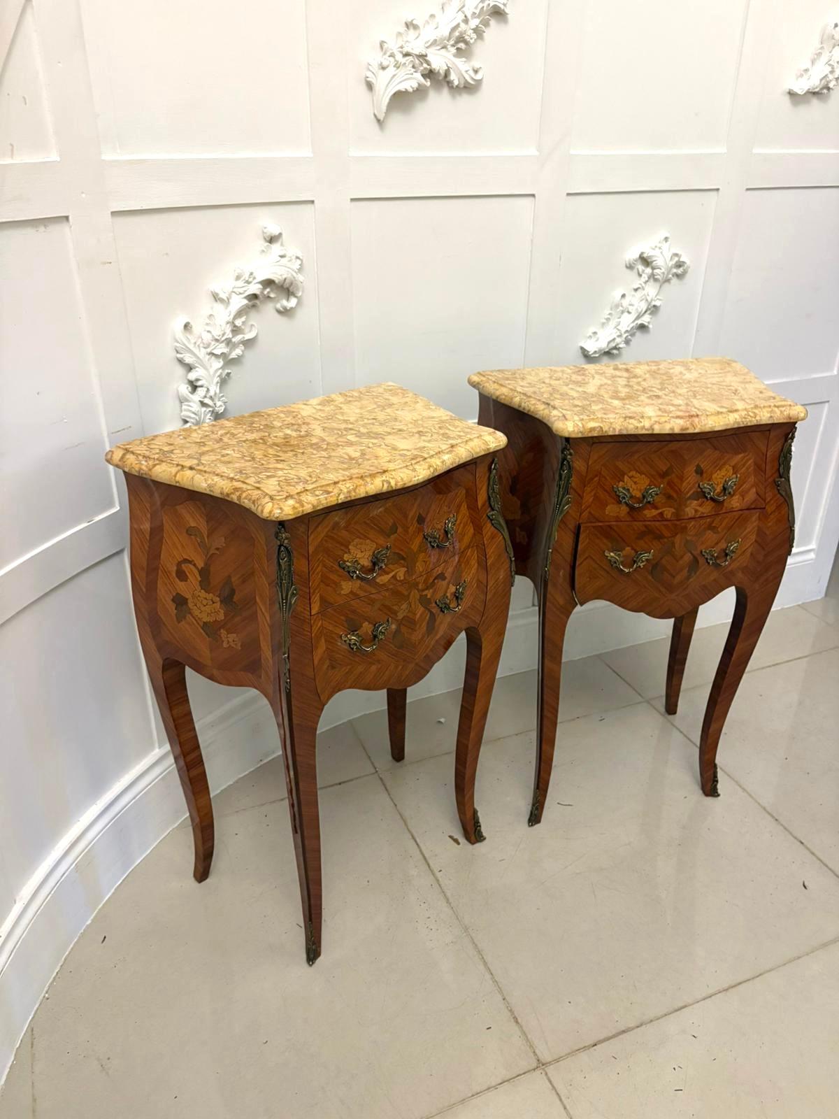 Una raffinata coppia di comodini francesi in stile Luigi XV, ciascuno splendidamente realizzato in legno di re e tulipano con squisiti pannelli di intarsio floreale e montature originali in ormù.

I piani a forma di serpentina sono rifiniti in marmo