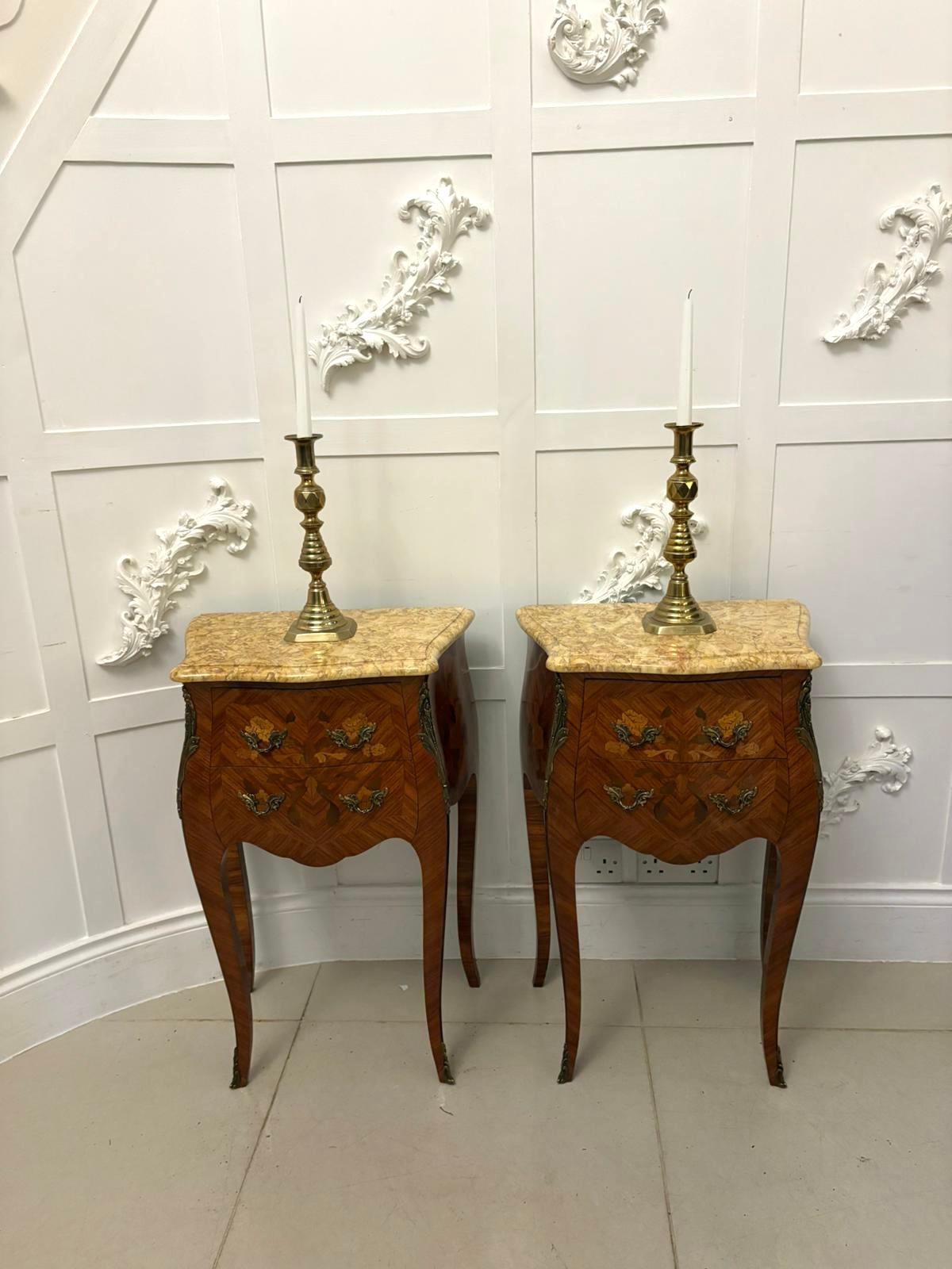 Francese Coppia di comodini intarsiati in stile Luigi XV francese, di qualità antica in vendita