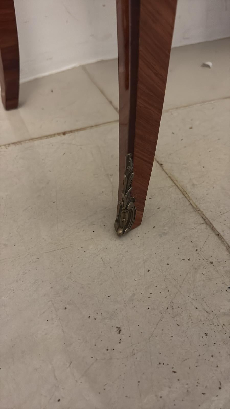 XIX secolo Coppia di comodini intarsiati in stile Luigi XV francese, di qualità antica in vendita