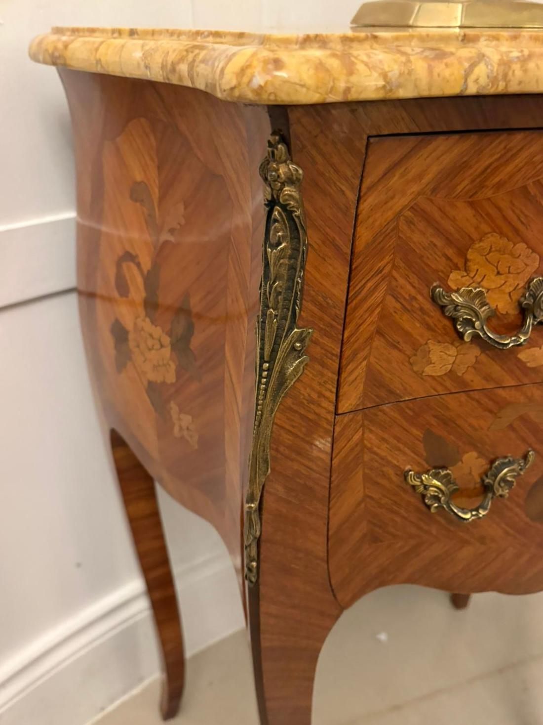Coppia di comodini intarsiati in stile Luigi XV francese, di qualità antica in vendita 1