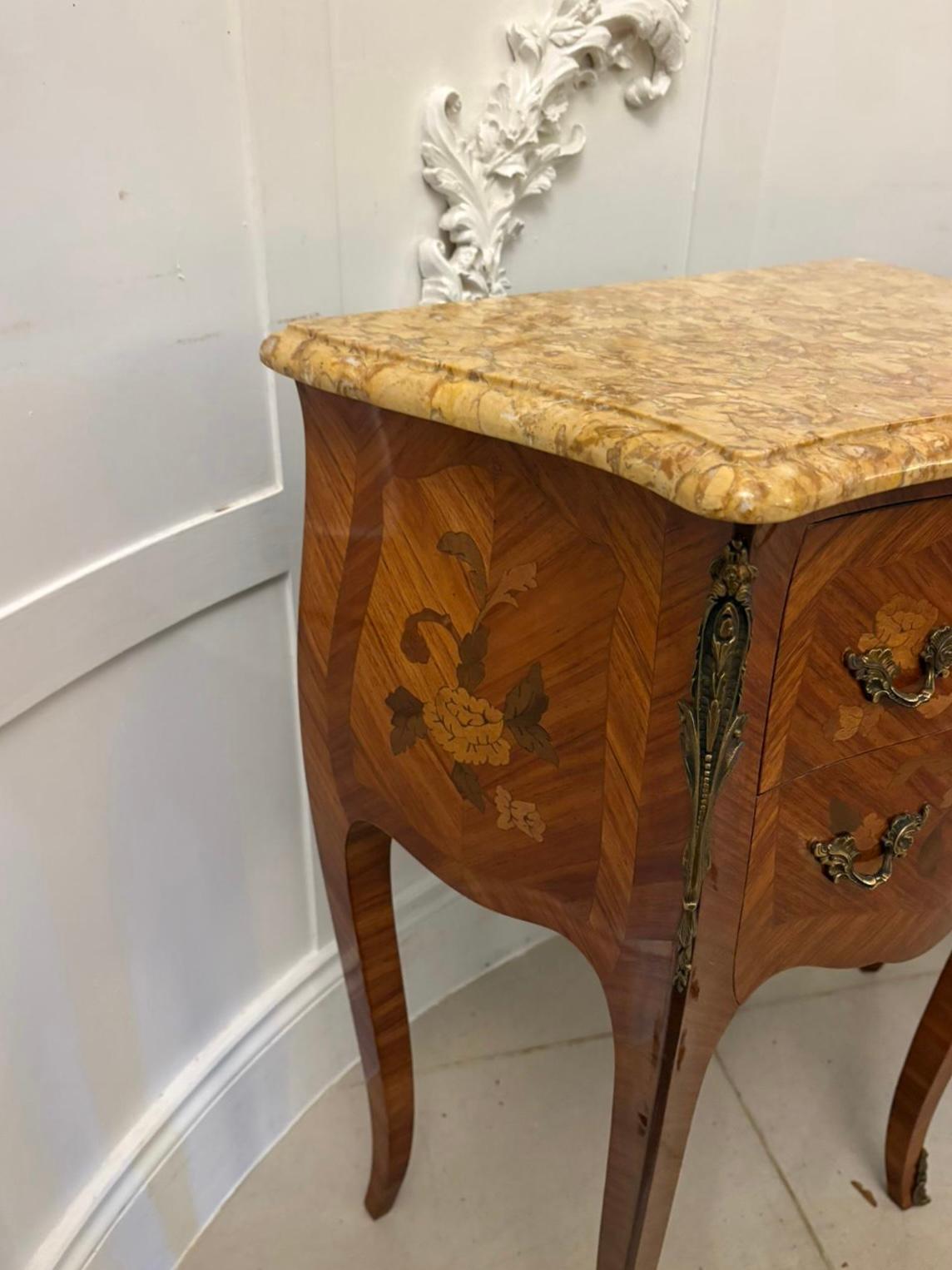 Coppia di comodini intarsiati in stile Luigi XV francese, di qualità antica in vendita 2