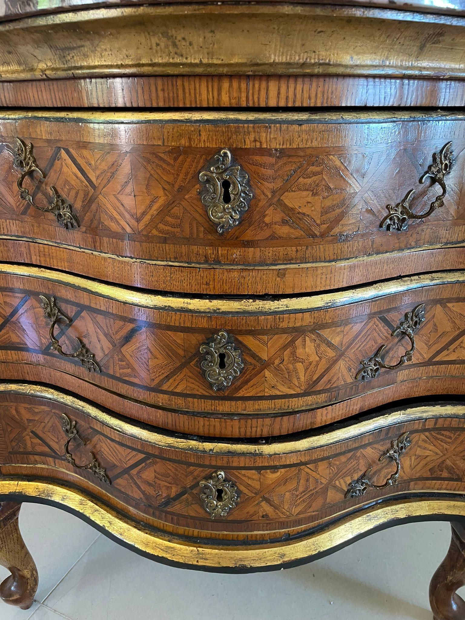 Commode con piano in marmo a forma di serpente intarsiato di qualità antica in vendita 2