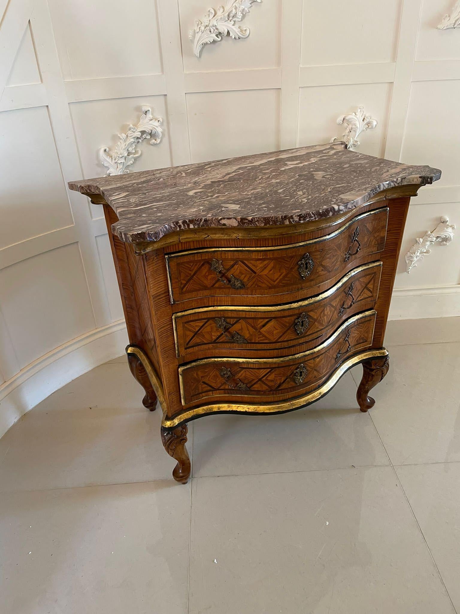 Commode con piano in marmo a forma di serpente intarsiato di qualità antica in vendita 6