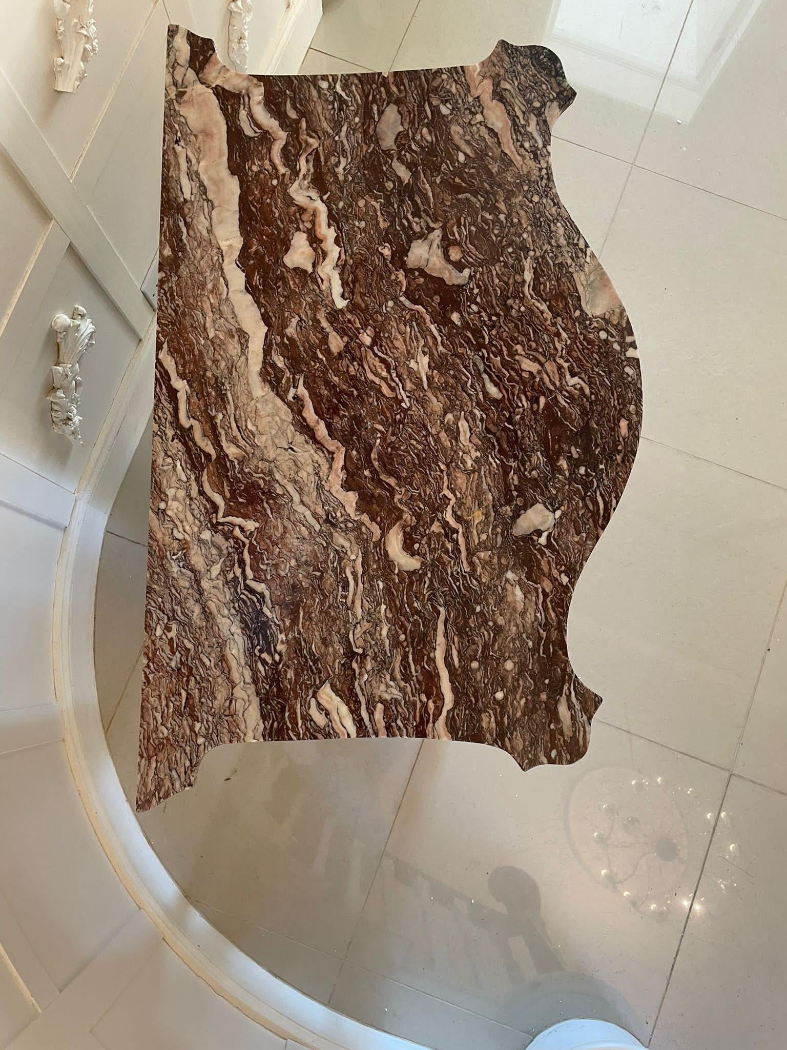 Inglese Commode con piano in marmo a forma di serpente intarsiato di qualità antica in vendita