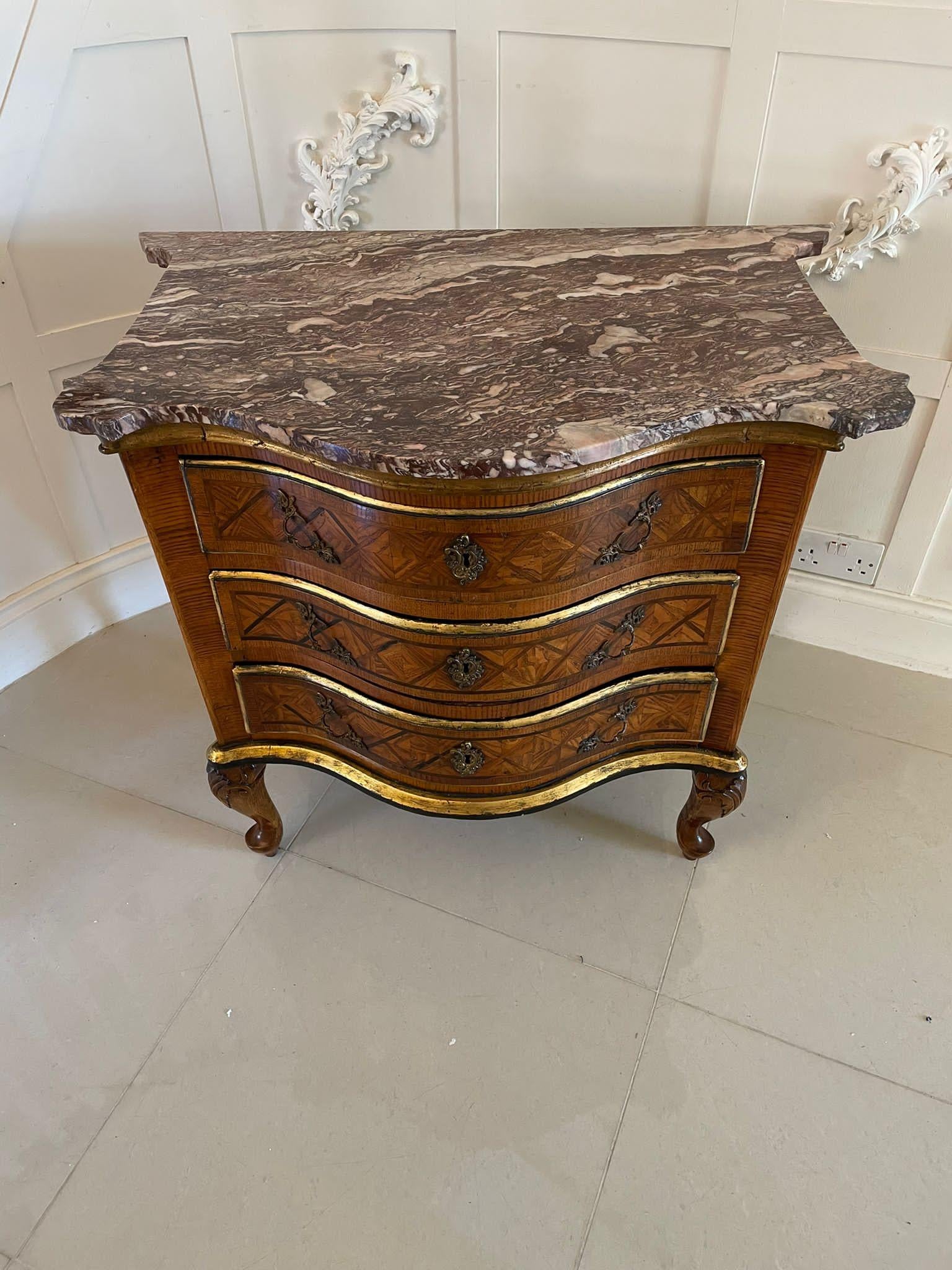Commode con piano in marmo a forma di serpente intarsiato di qualità antica In condizioni buone in vendita a Suffolk, GB