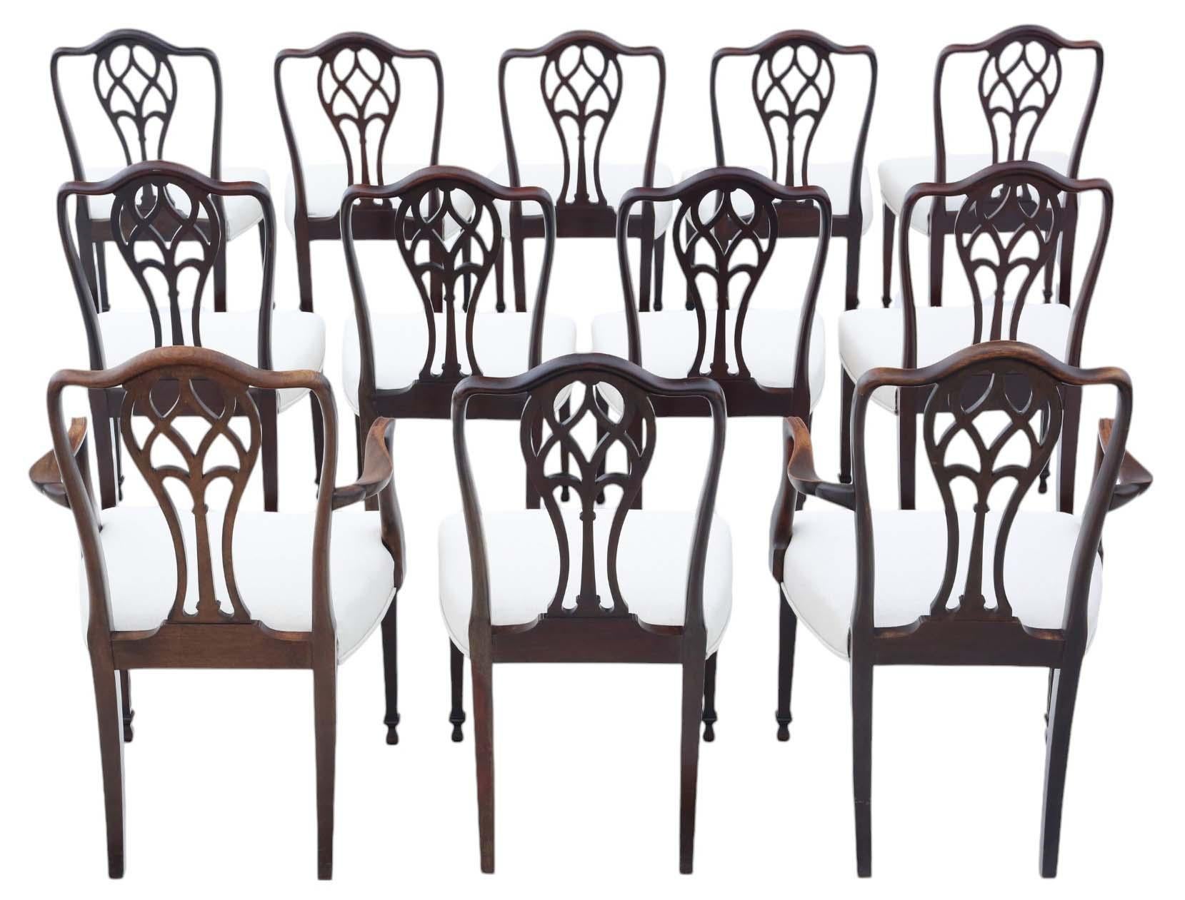 Set di 12 sedie da pranzo in mogano del 1900 (10 più 2 intagliatori) di qualità antica. Raro, con un ricercato set di sedie da pranzo di qualità con un design classico Chippendale revival!

Solido, senza giunture allentate o tarli. Nuova tappezzeria