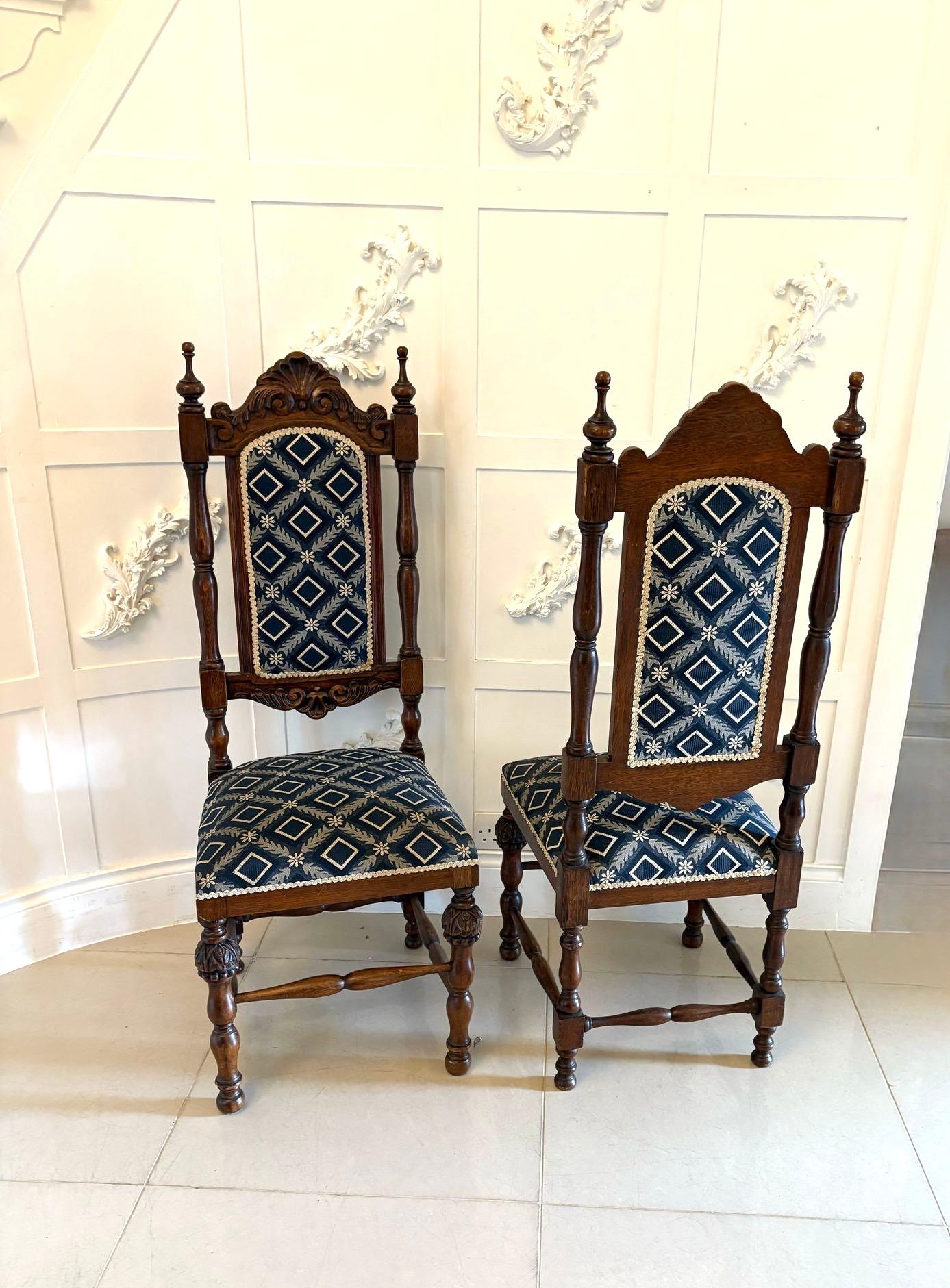 Paire de chaises en chêne sculpté de style victorien, de qualité ancienne, à dossier sculpté soutenu par des colonnes tournées avec fleurons tournés d'origine, dossiers et sièges récemment rembourrés dans un tissu de qualité, reposant sur quatre