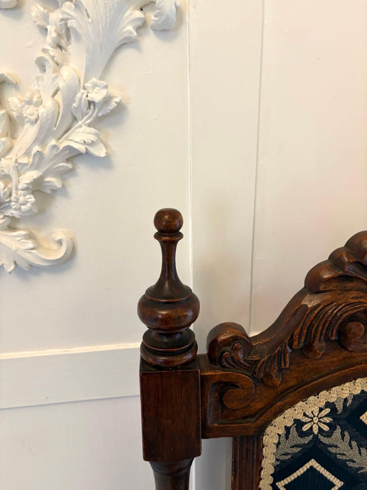 Paire de chaises d'appoint/de salon en Oak Oak sculpté, de style victorien, de qualité ancienne en vente 1