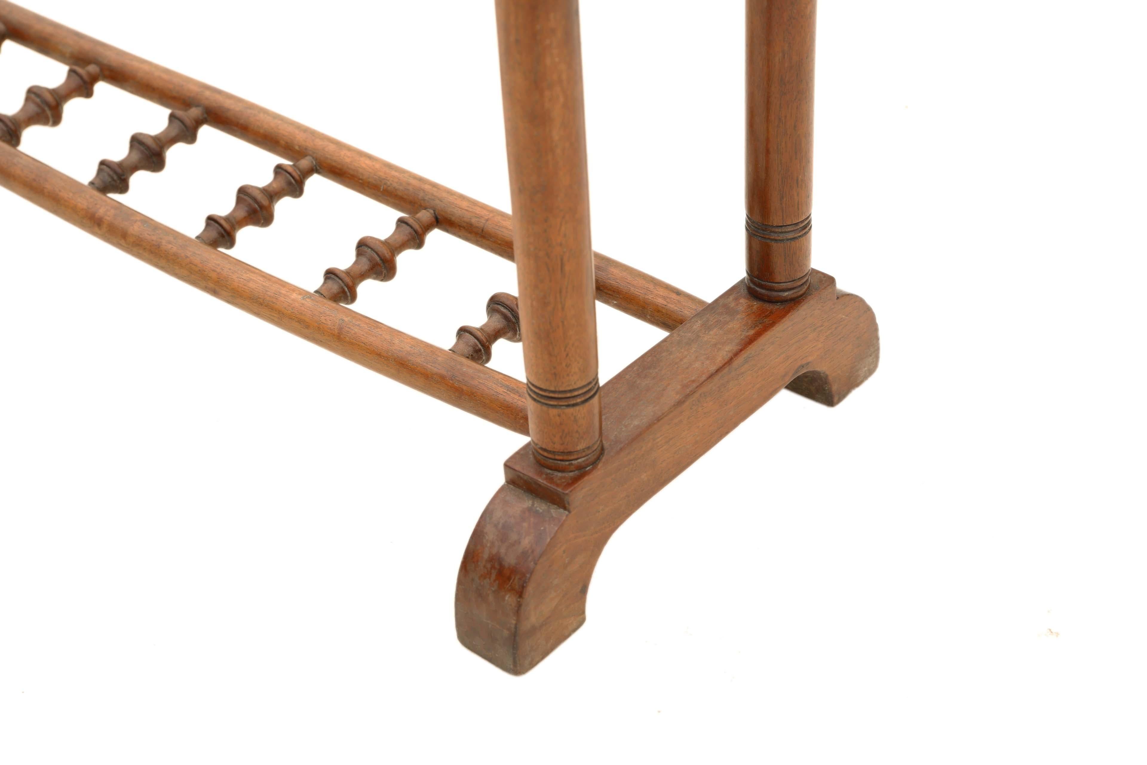 Antique Quality Victorian circa 1890 Walnut Towel Rail Stand 19th Century In Good Condition In Wisbech, Cambridgeshire
