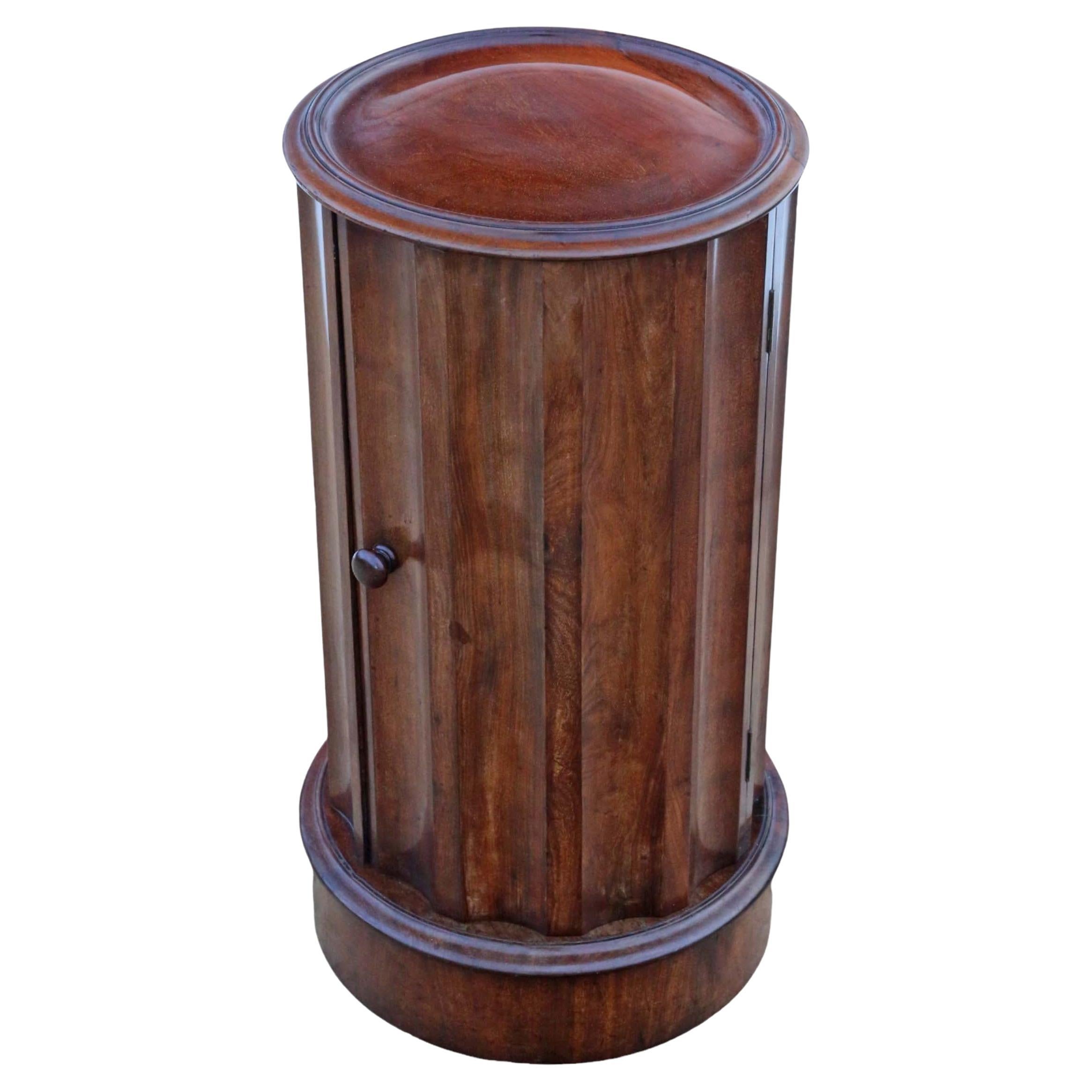 Antique qualité Victorienne acajou cannelé cylindrique table de chevet cupboard cabine