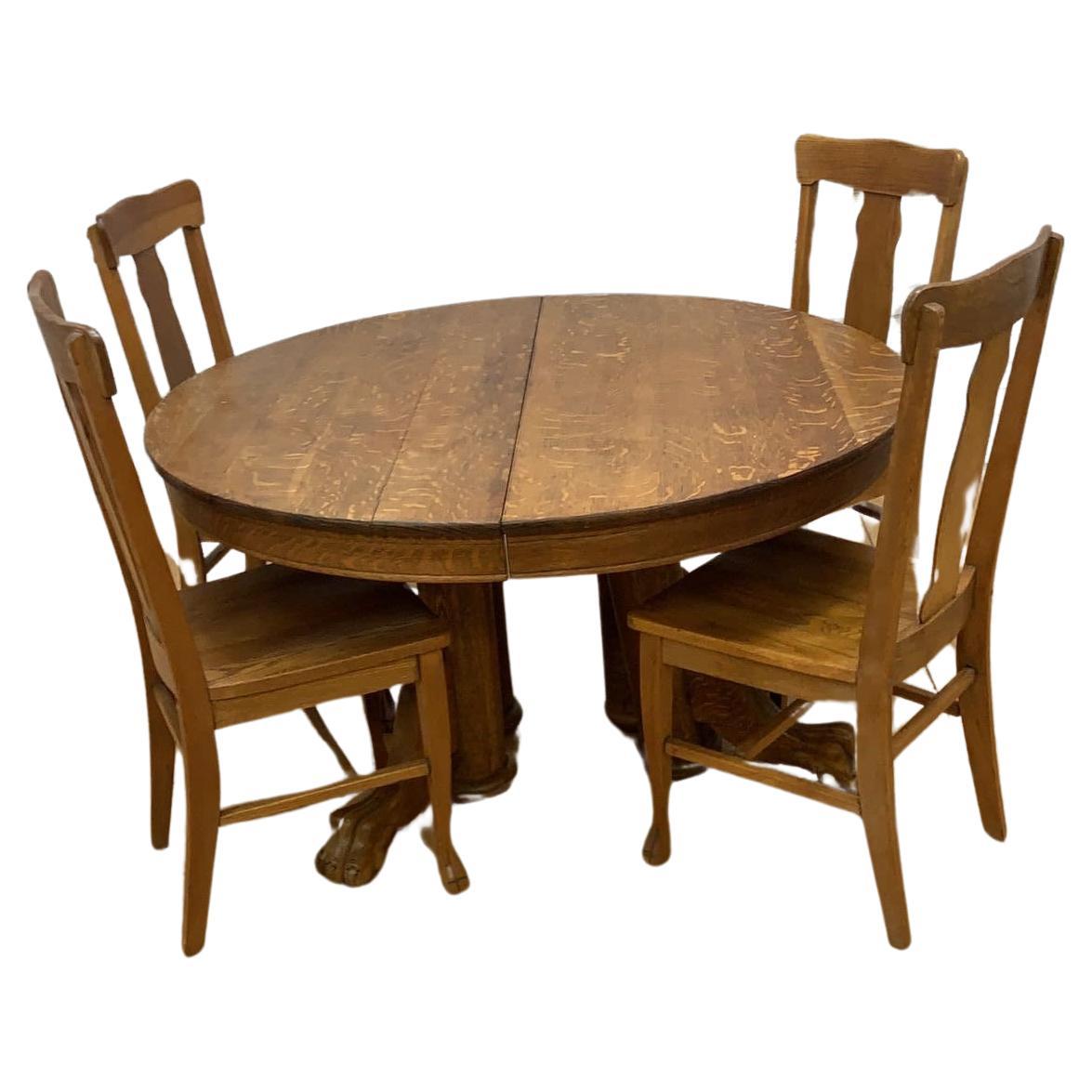 Antike Viertel gesägt Eiche geschnitzt Lion Paw Foot Extending Dining / Game Table mit 4 Stühlen und 2 Leaves - 7 Stück Set 

Diese exquisite antike Viertel gesägt Eiche handgeschnitzt Löwentatze Fuß Esszimmer / Spieltisch ist ein echtes Statement