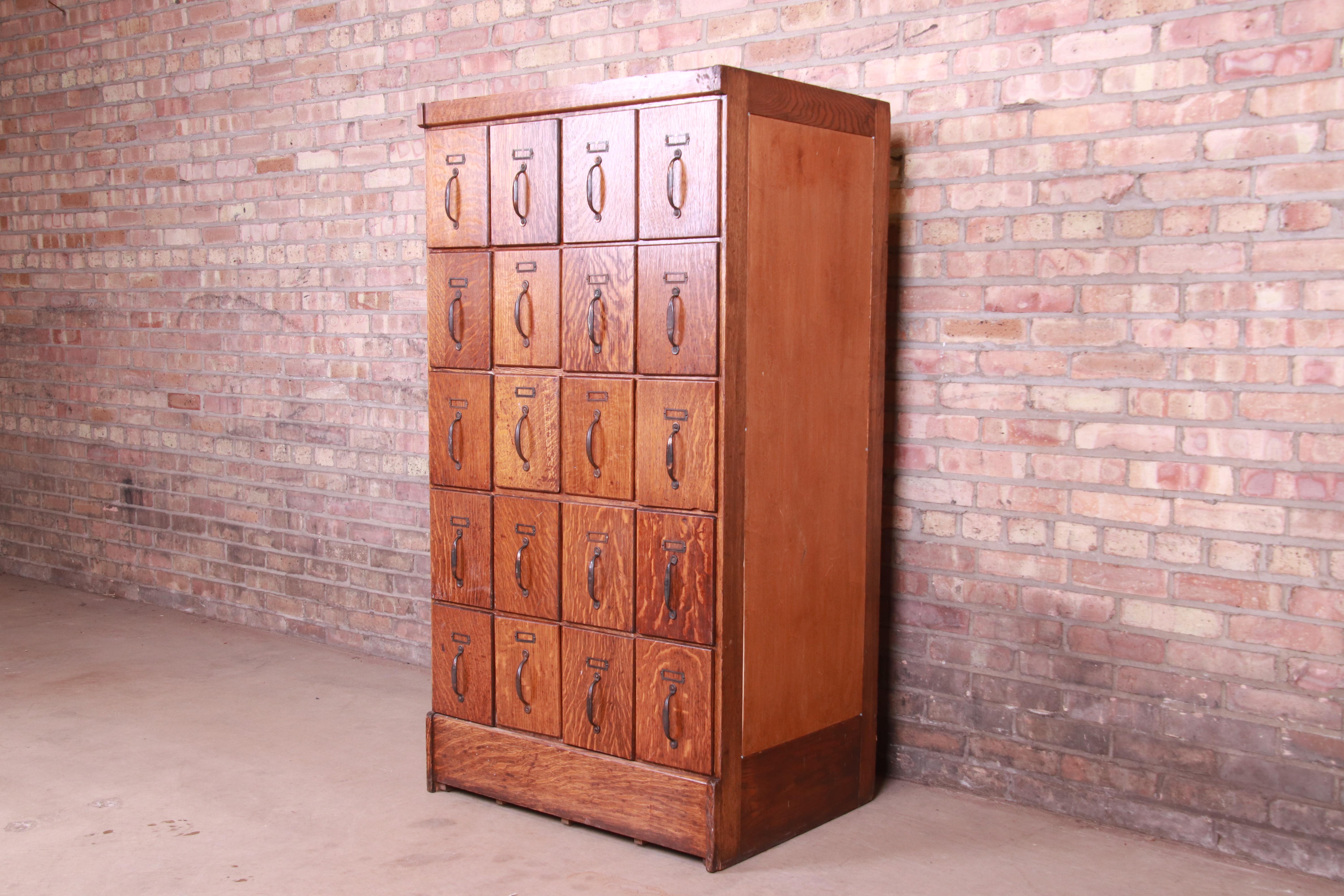 An exceptional antique 20-drawer deed file cabinet

USA, circa 1890

Quarter sawn oak, with original brass hardware.

Measures: 30.88