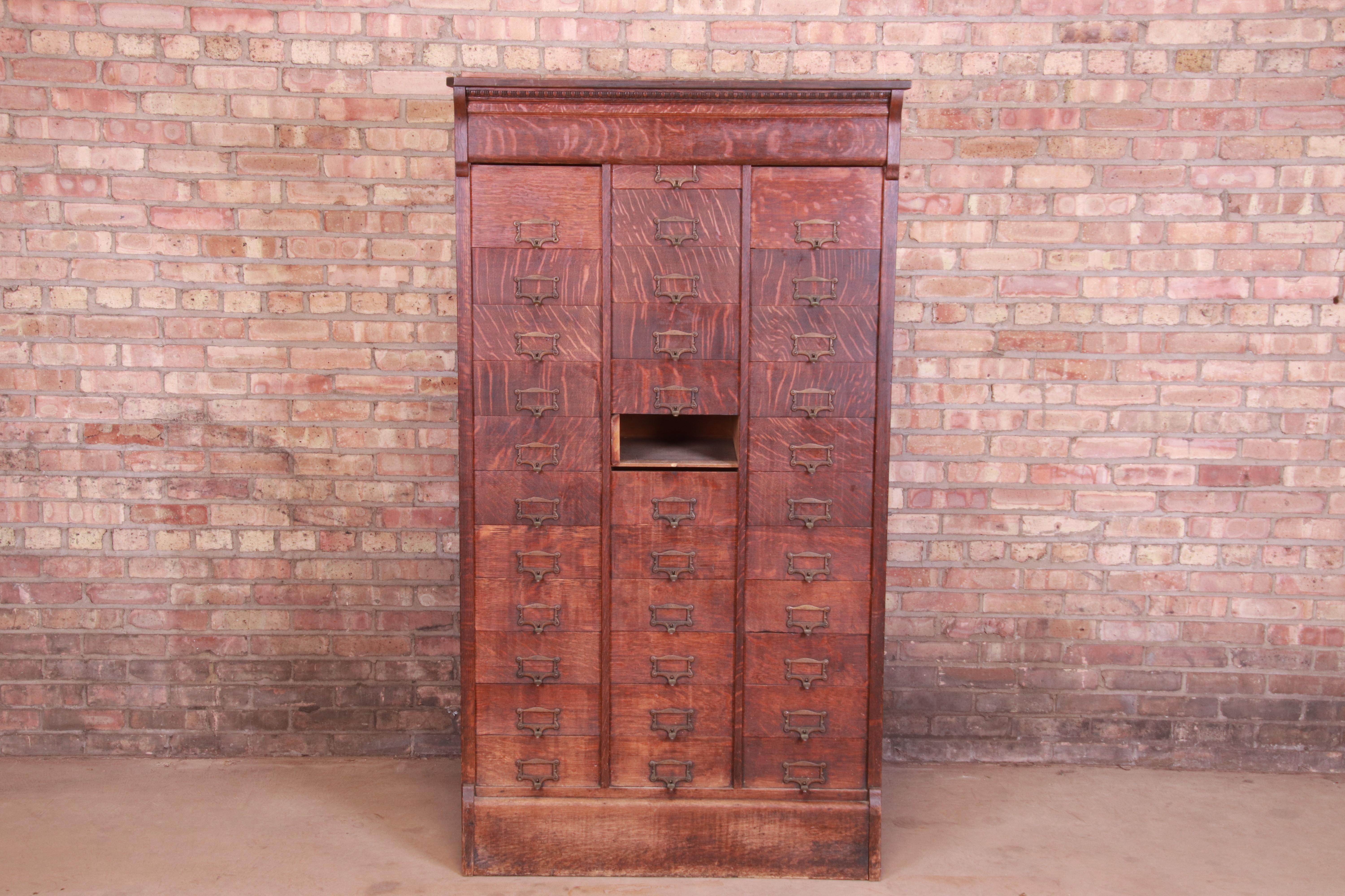 Antique Quarter Sawn Oak 33-Compartment Railroad Filing Cabinet, circa 1890 In Good Condition In South Bend, IN