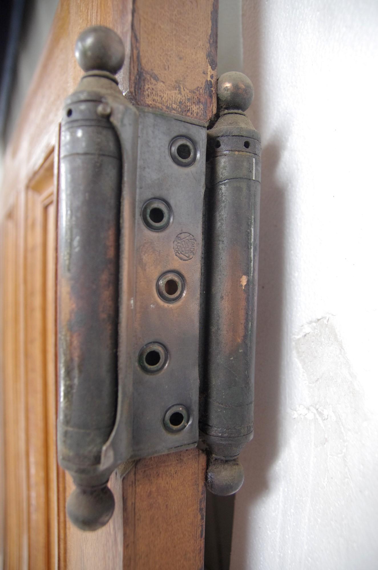 Antique Quarter Sawn Oak Swinging Double Doors with 5 Panes In Good Condition In New York, NY