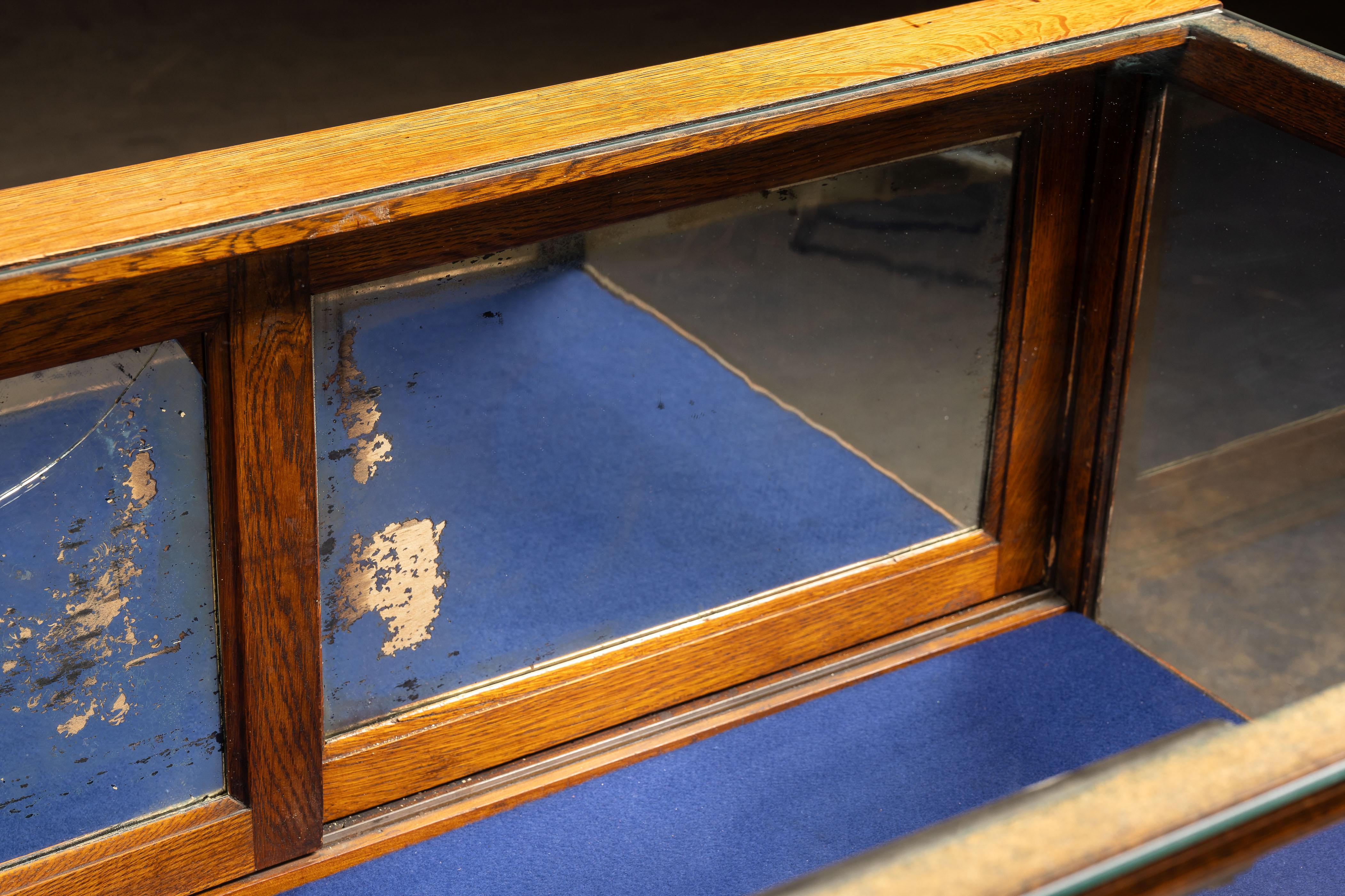 Antiker Schaukasten der Marke 