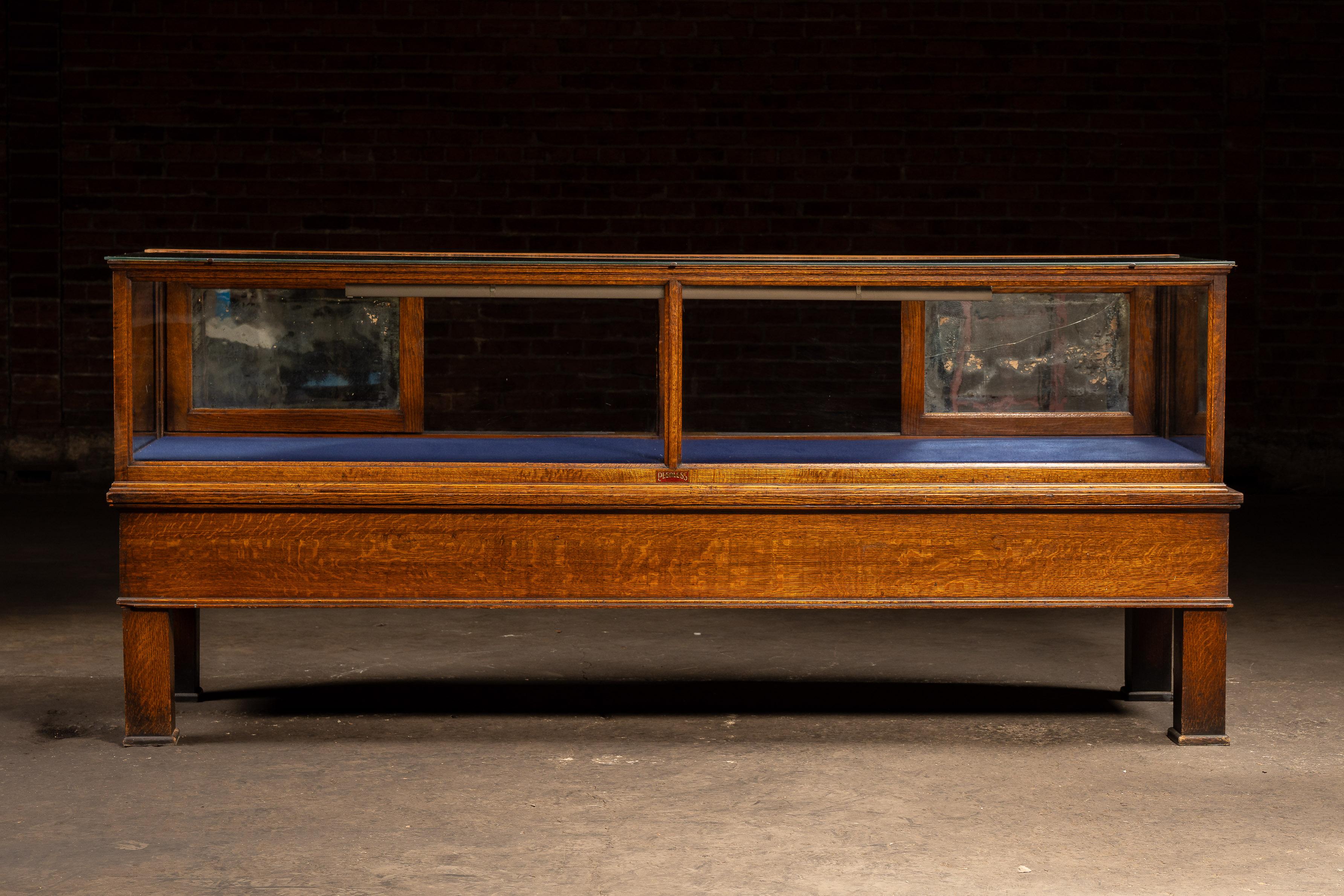 Antiker Schaukasten der Marke 