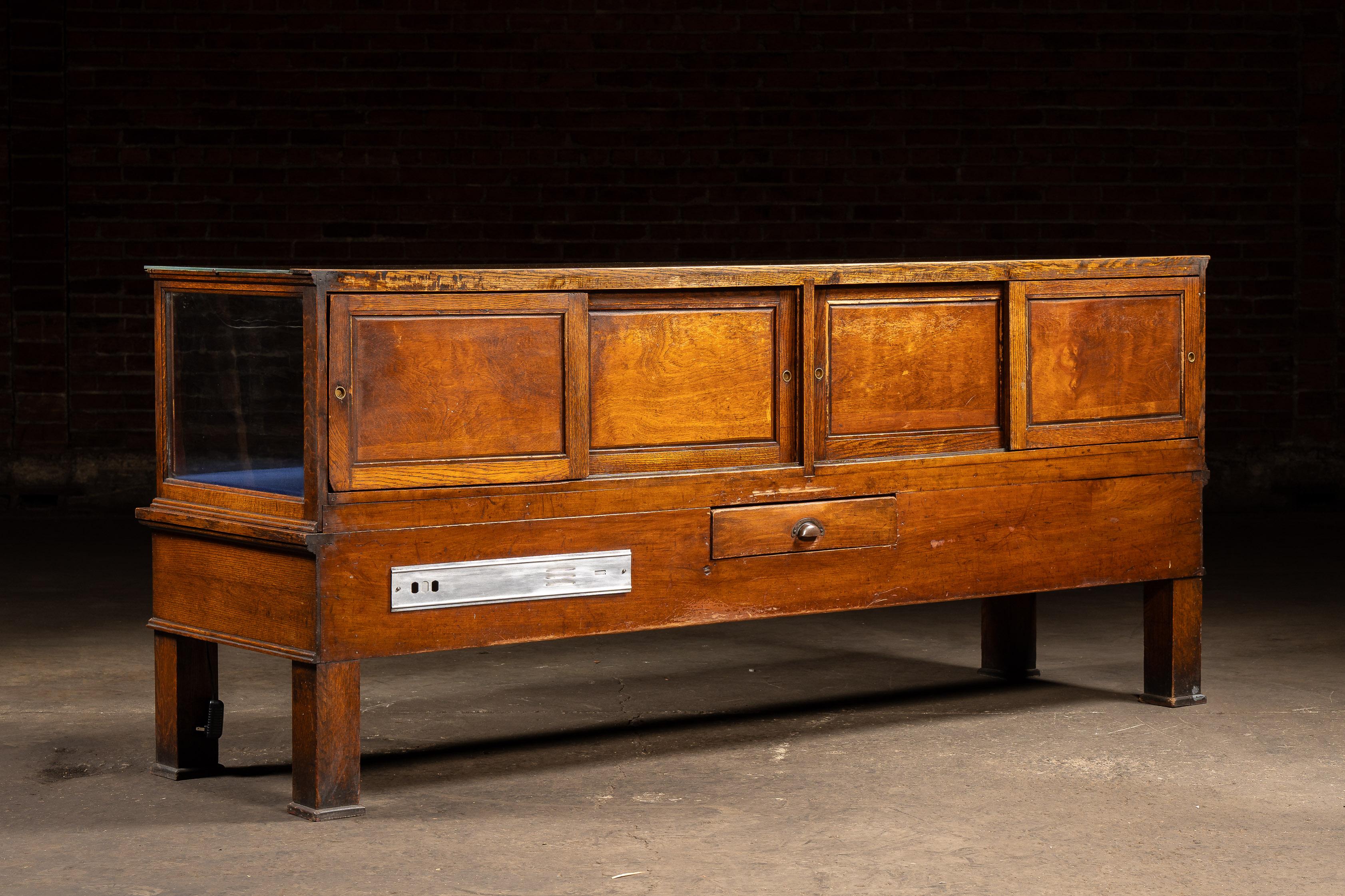 Antiker Schaukasten der Marke 