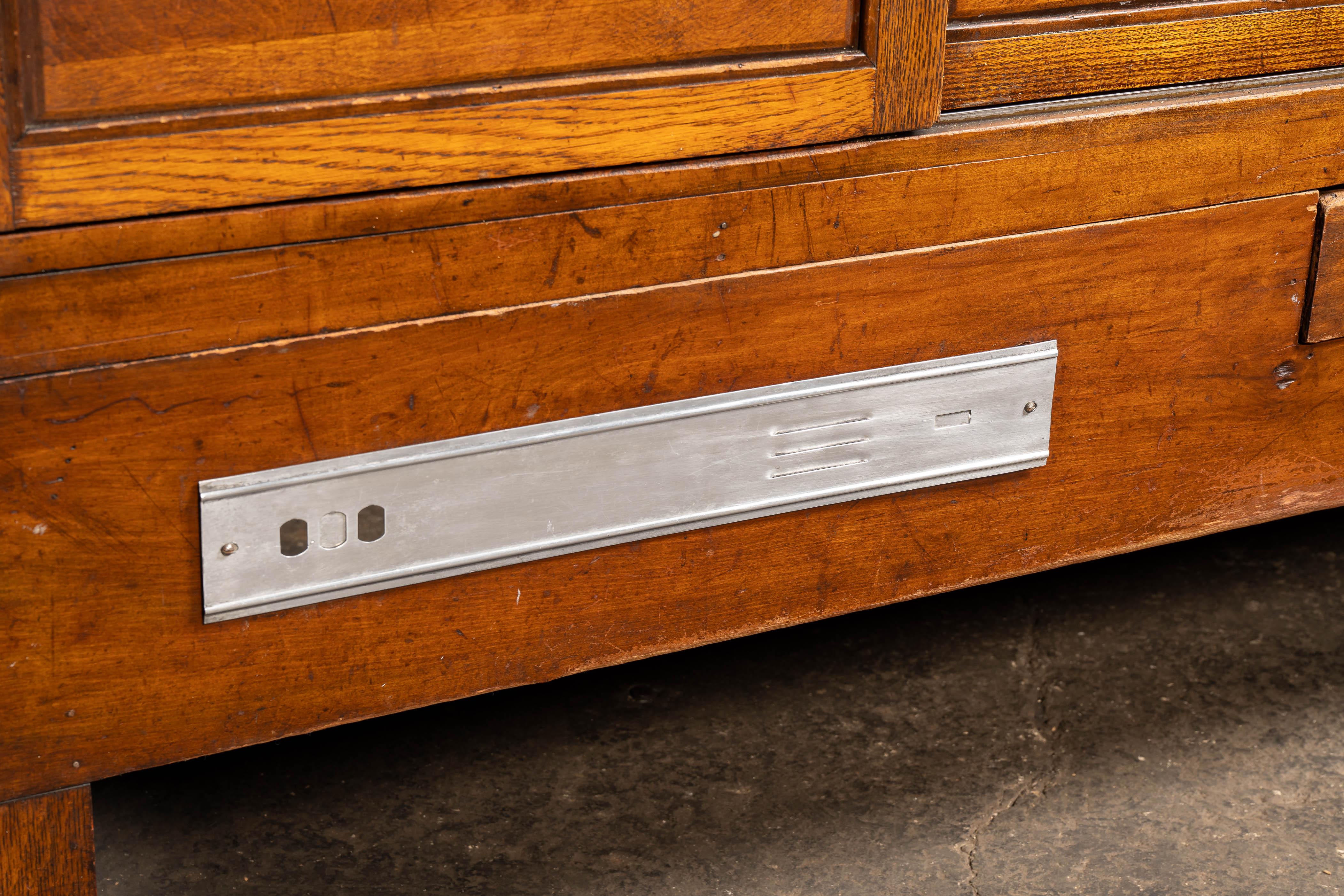 Antiker Schaukasten der Marke 