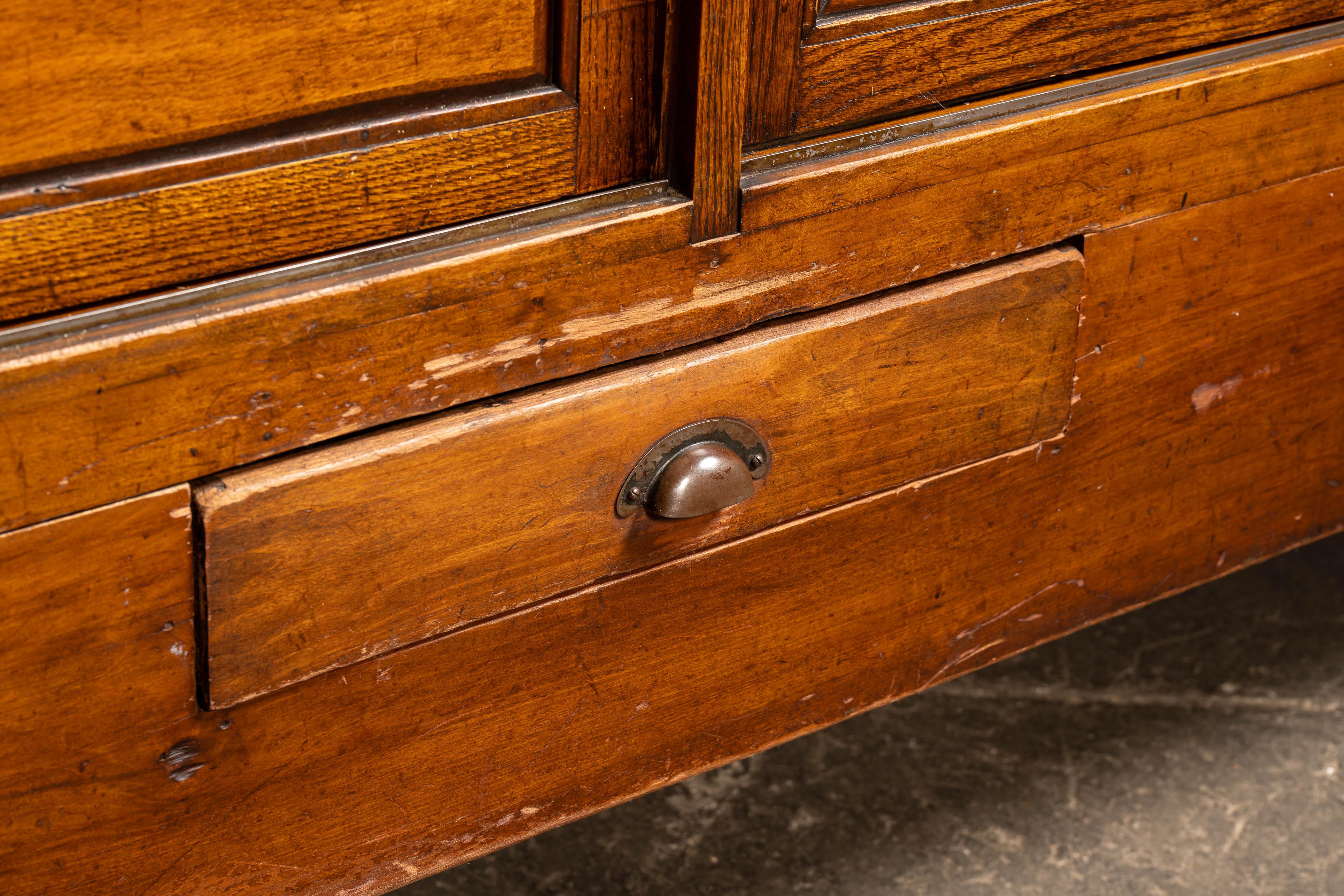 Antiker Schaukasten der Marke 