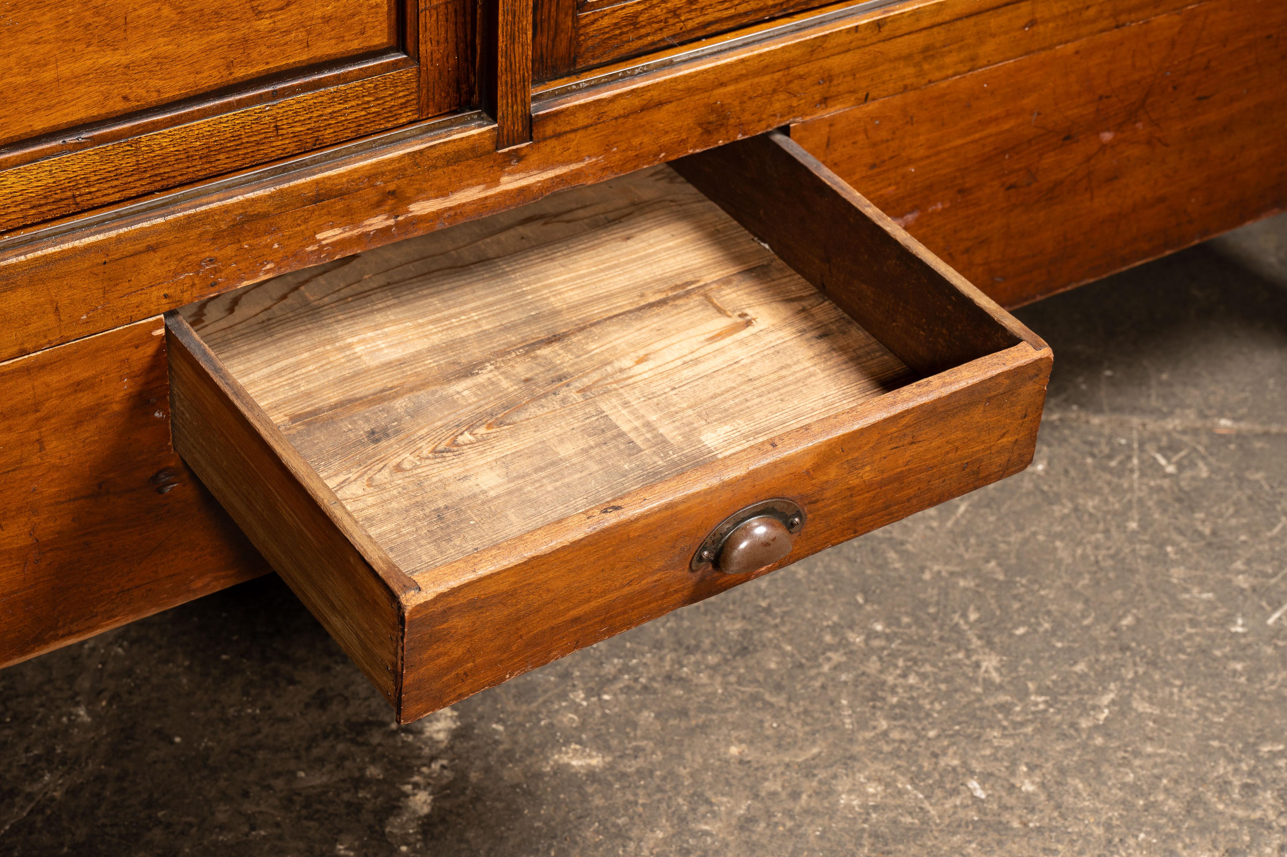 Antiker Schaukasten der Marke 