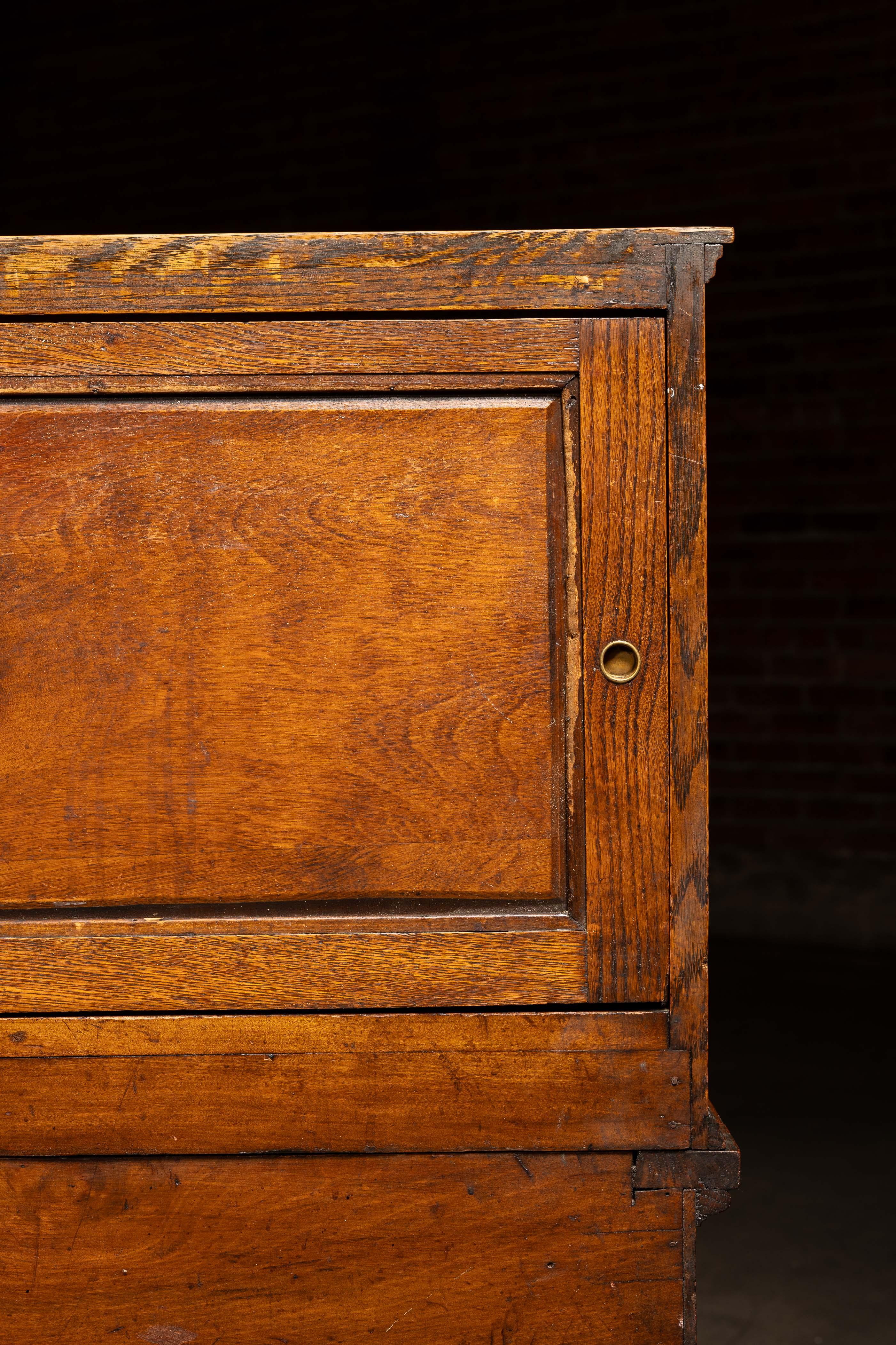 Antiker Schaukasten der Marke 