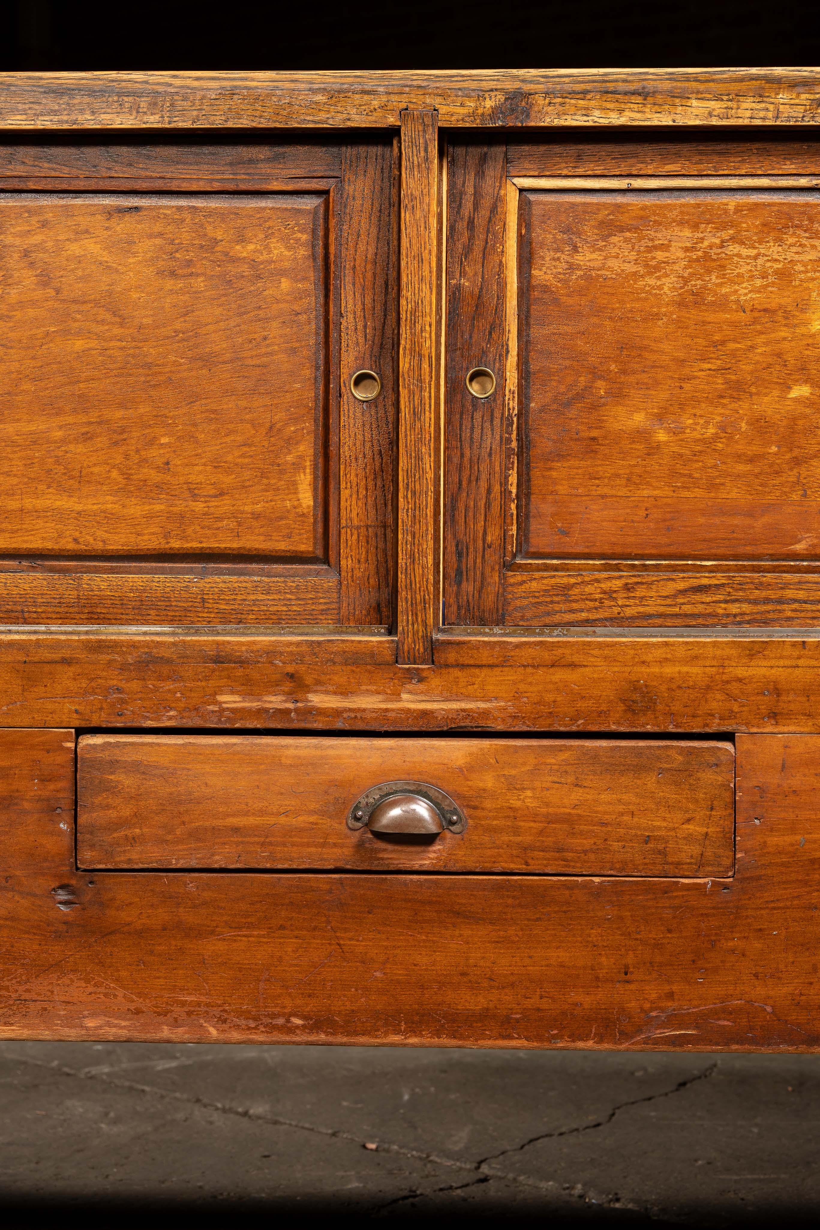 Antiker Schaukasten der Marke 