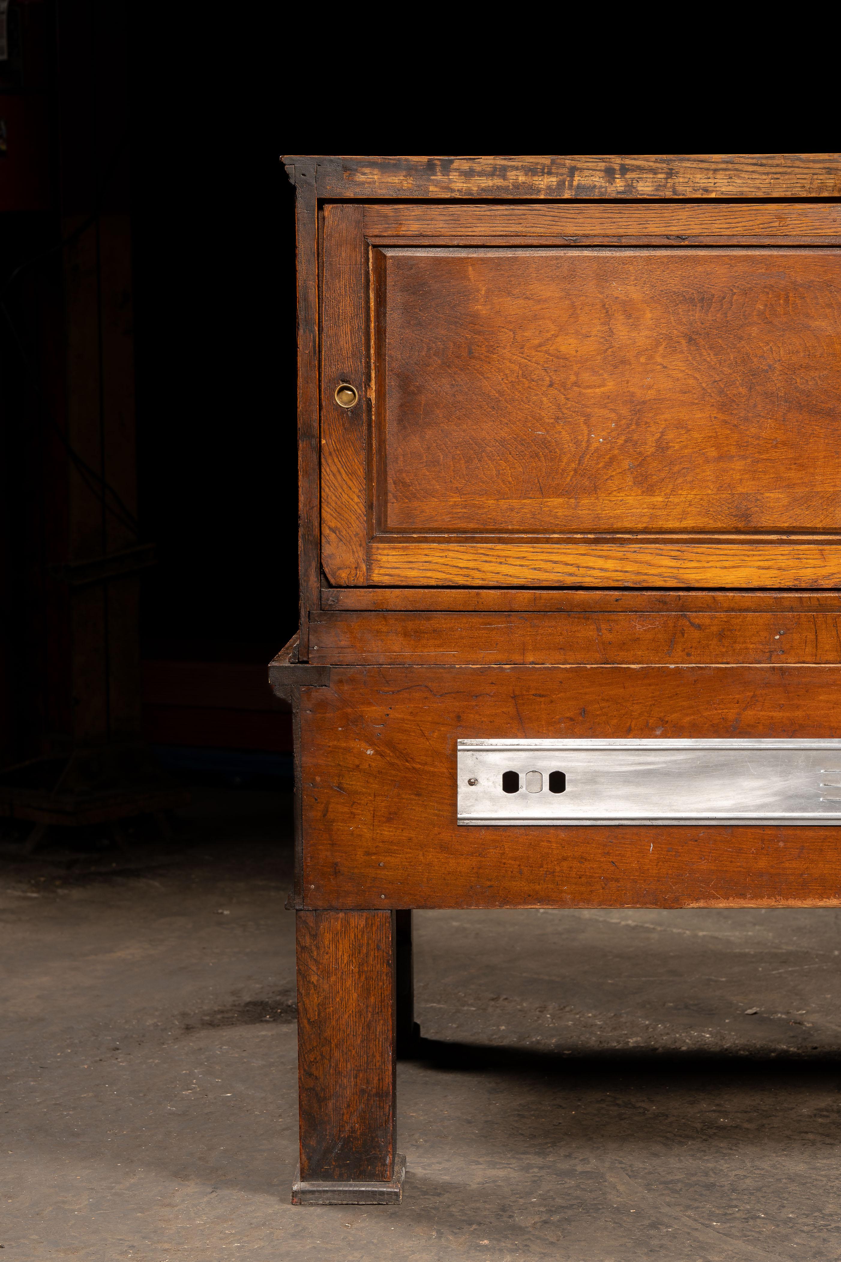 Antiker Schaukasten der Marke 