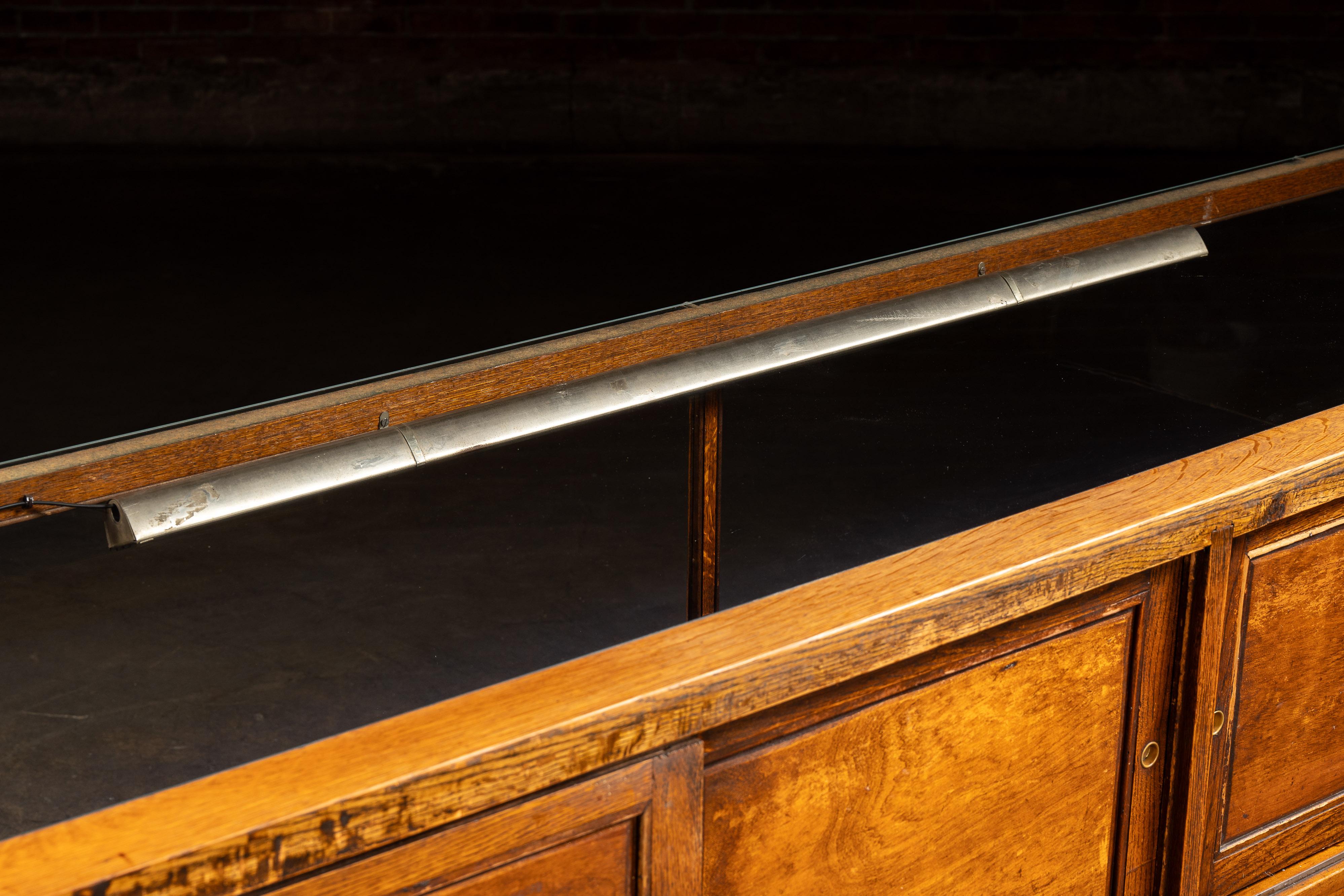 Antiker Schaukasten der Marke 