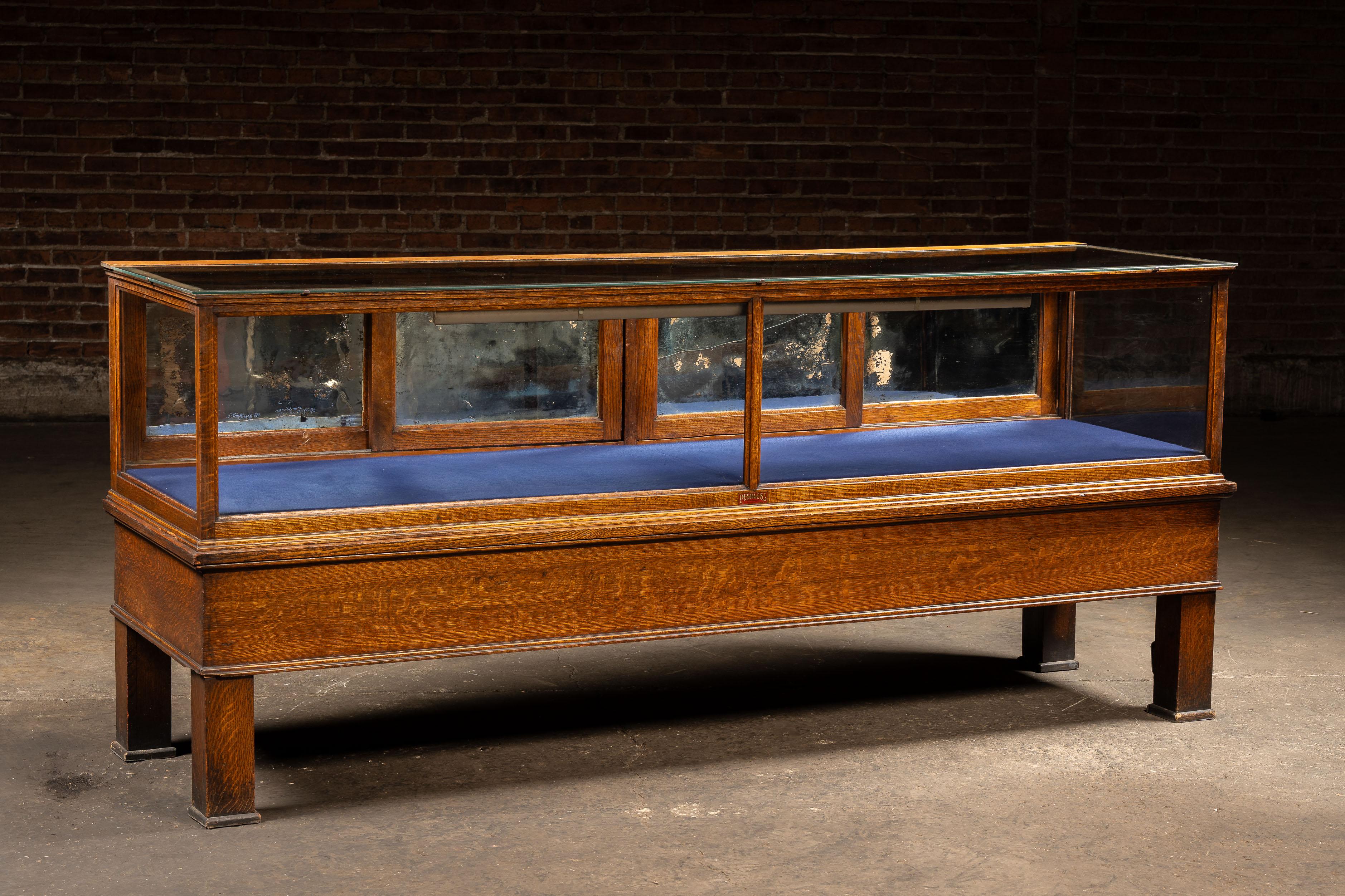 Antiker Schaukasten der Marke 