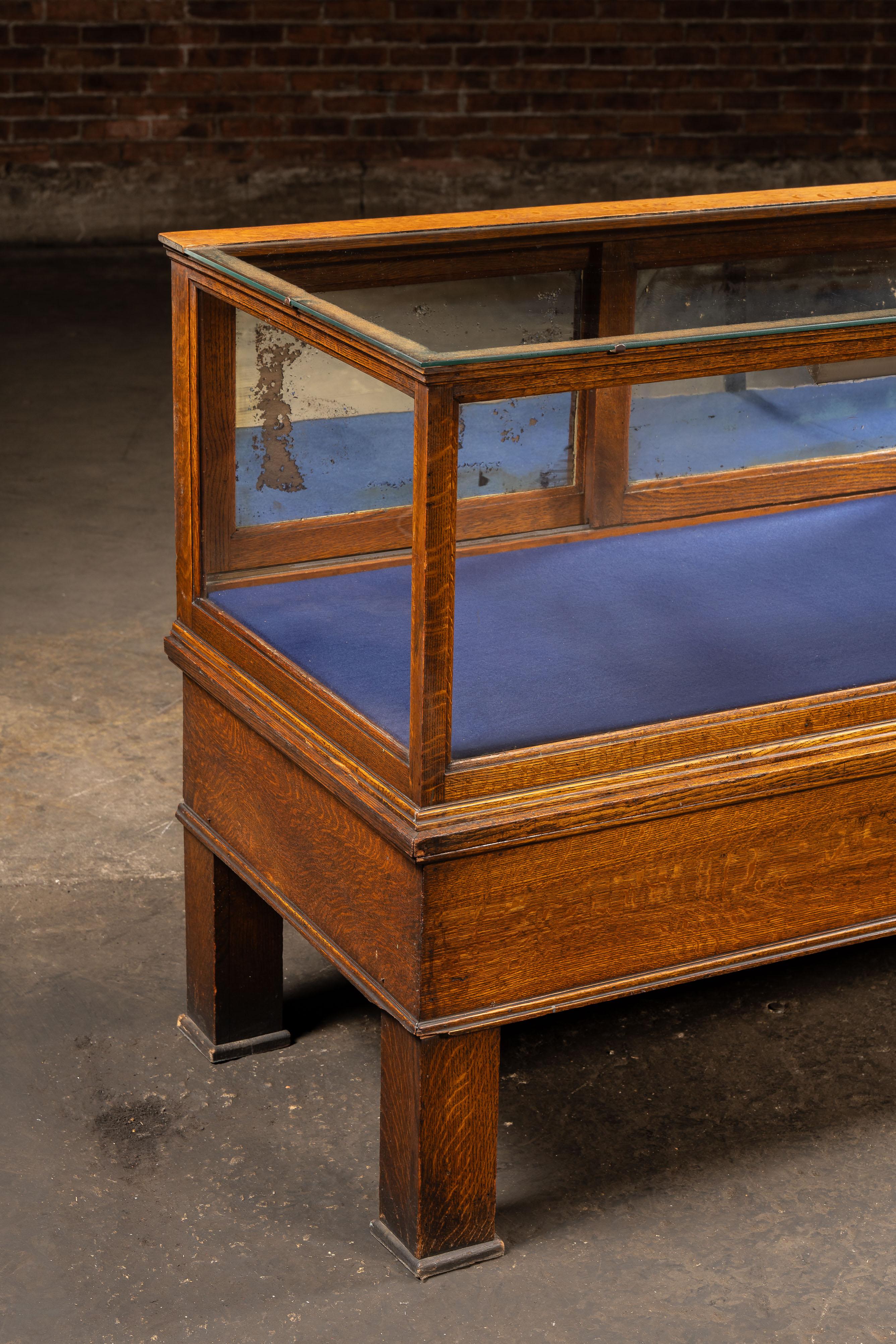 Antiker Schaukasten der Marke 