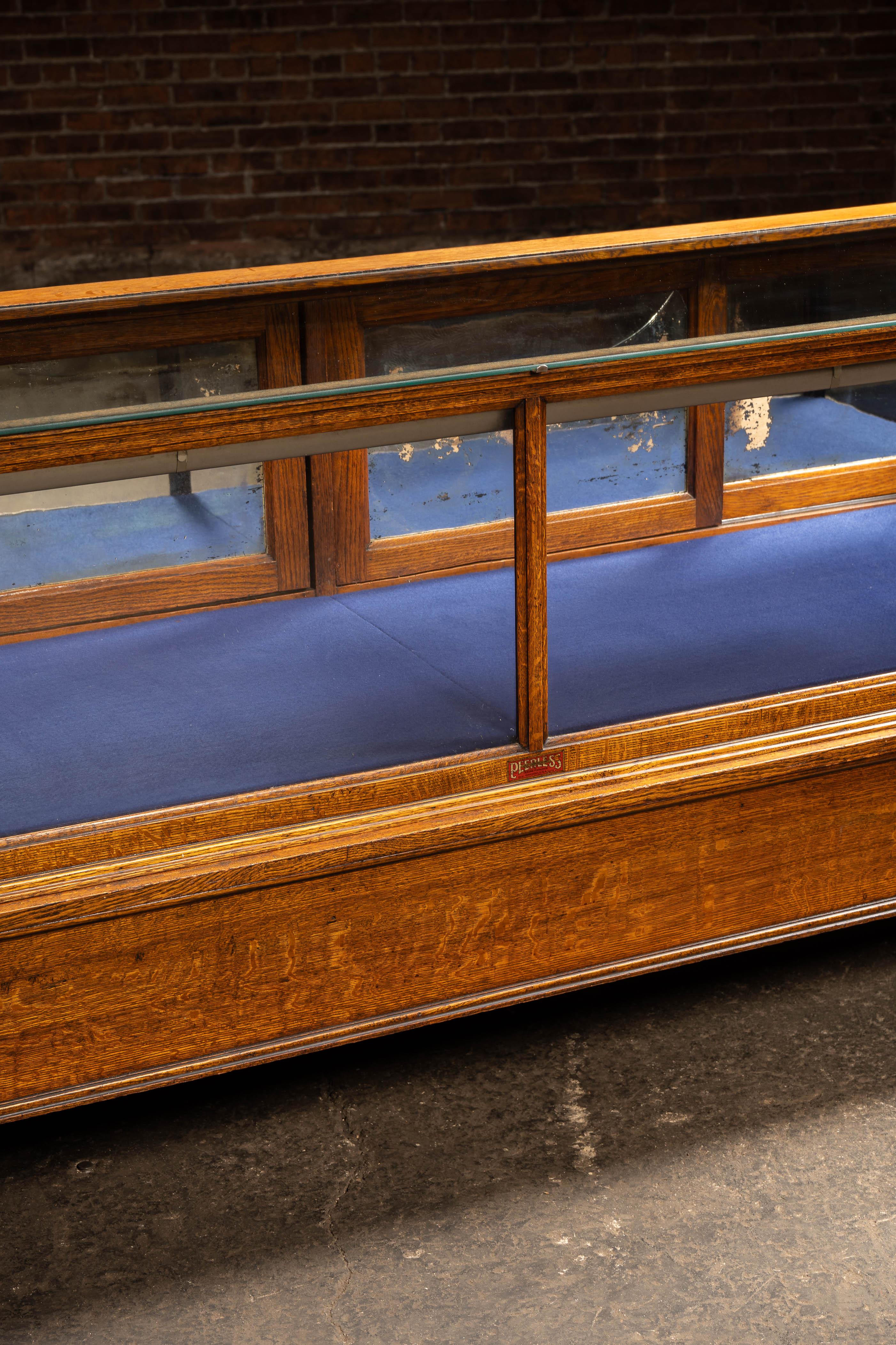 Antiker Schaukasten der Marke 