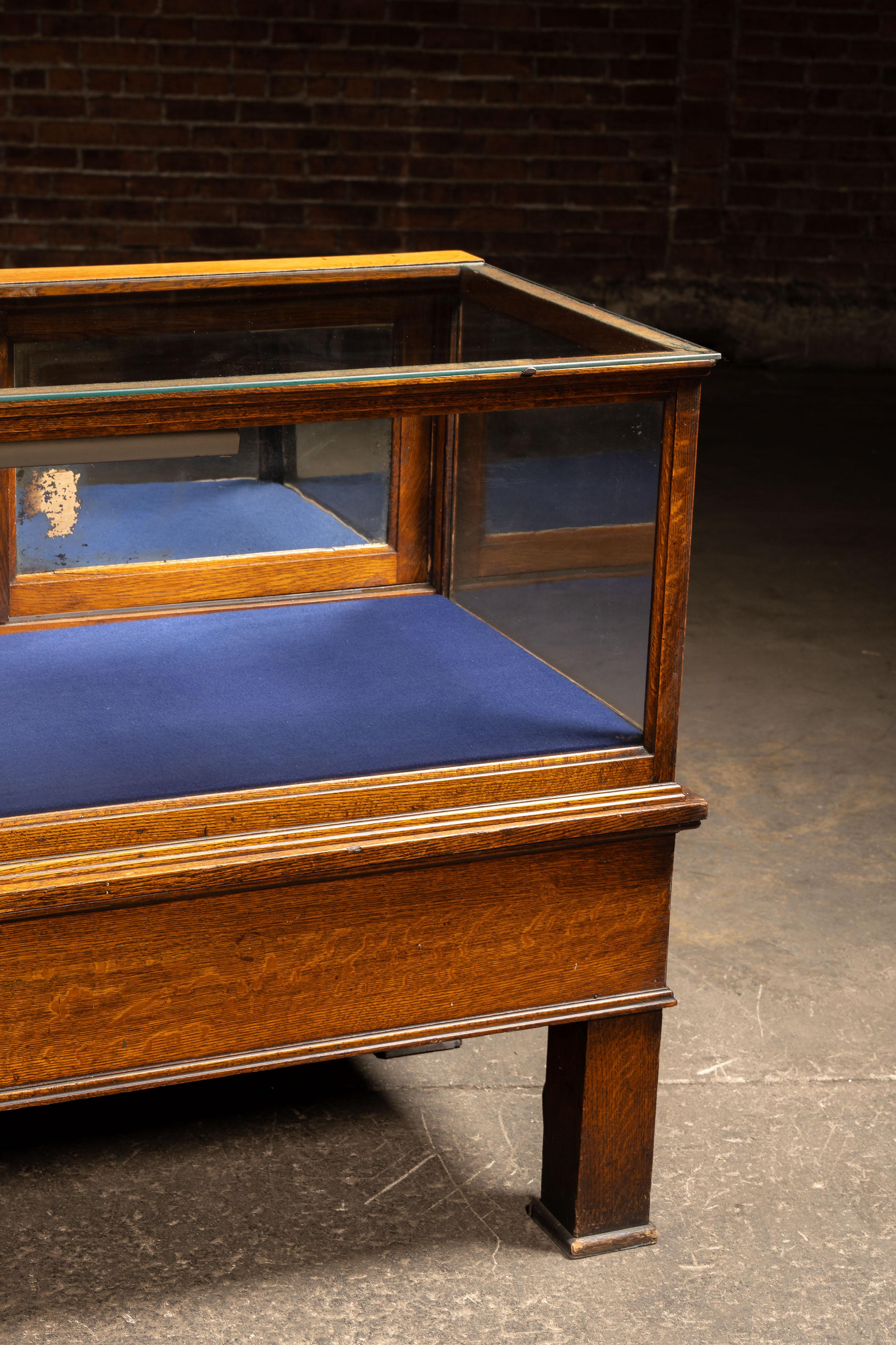 Antiker Schaukasten der Marke 