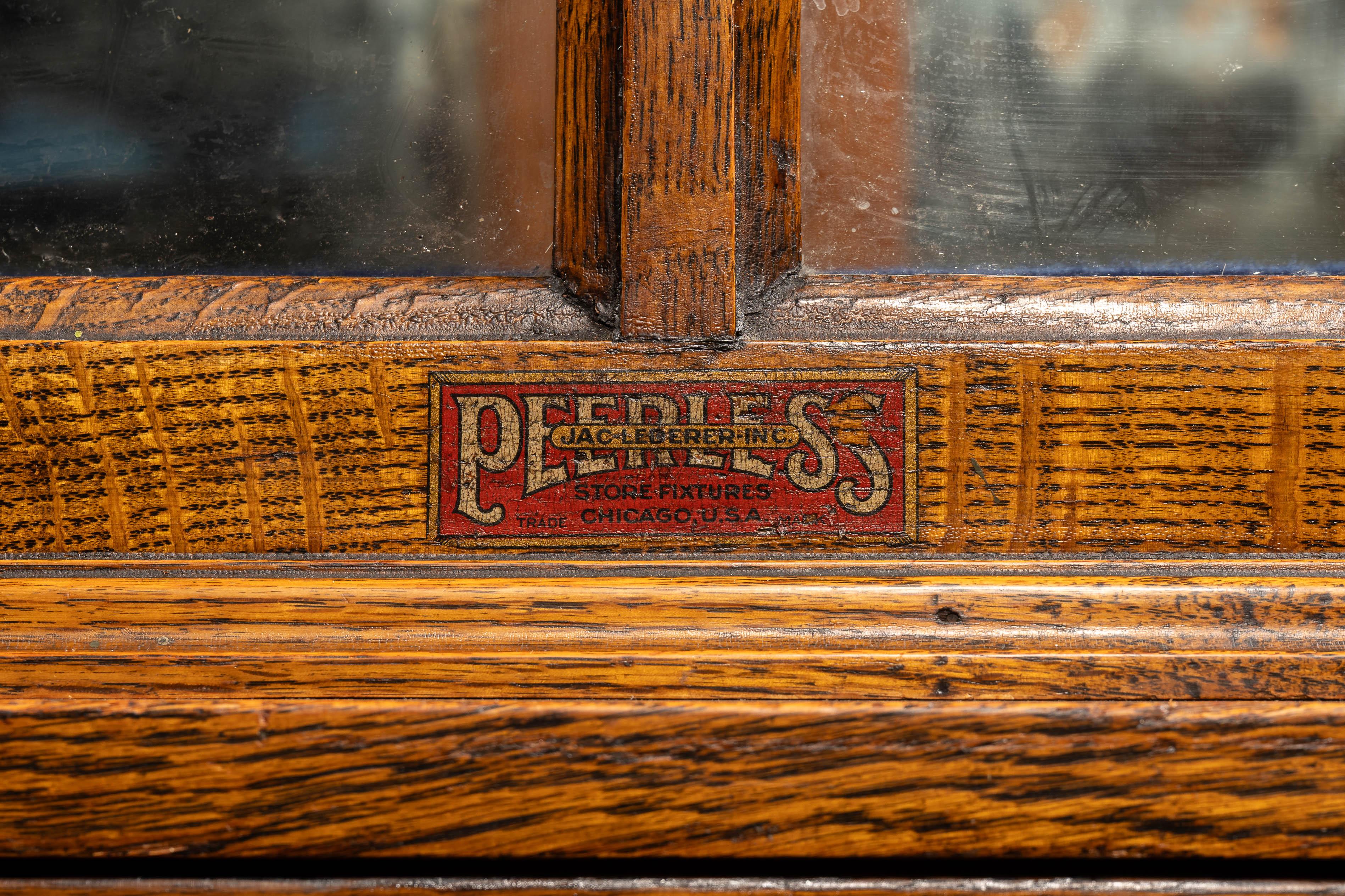 Antiker Schaukasten der Marke 