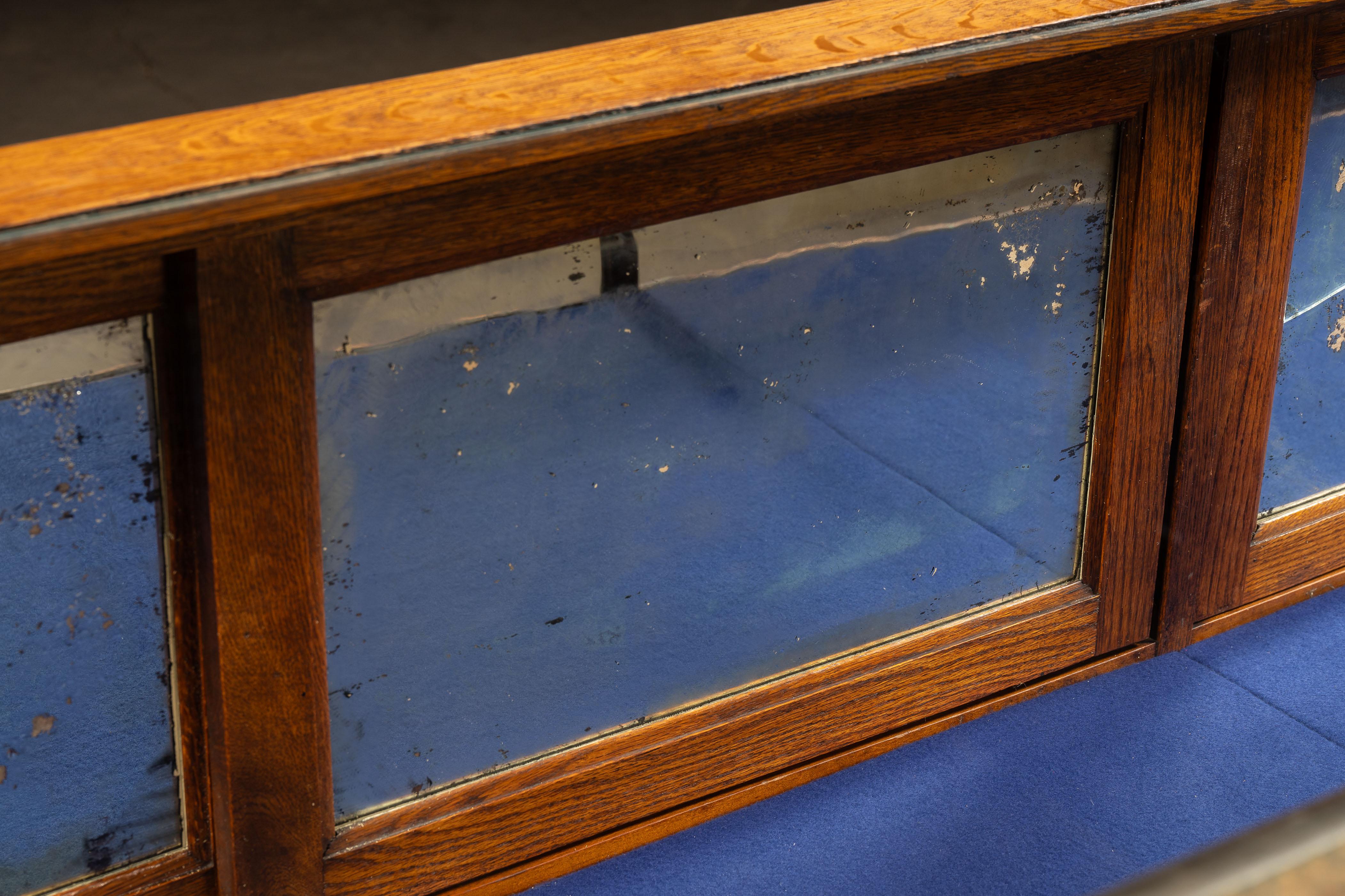 Antiker Schaukasten der Marke 